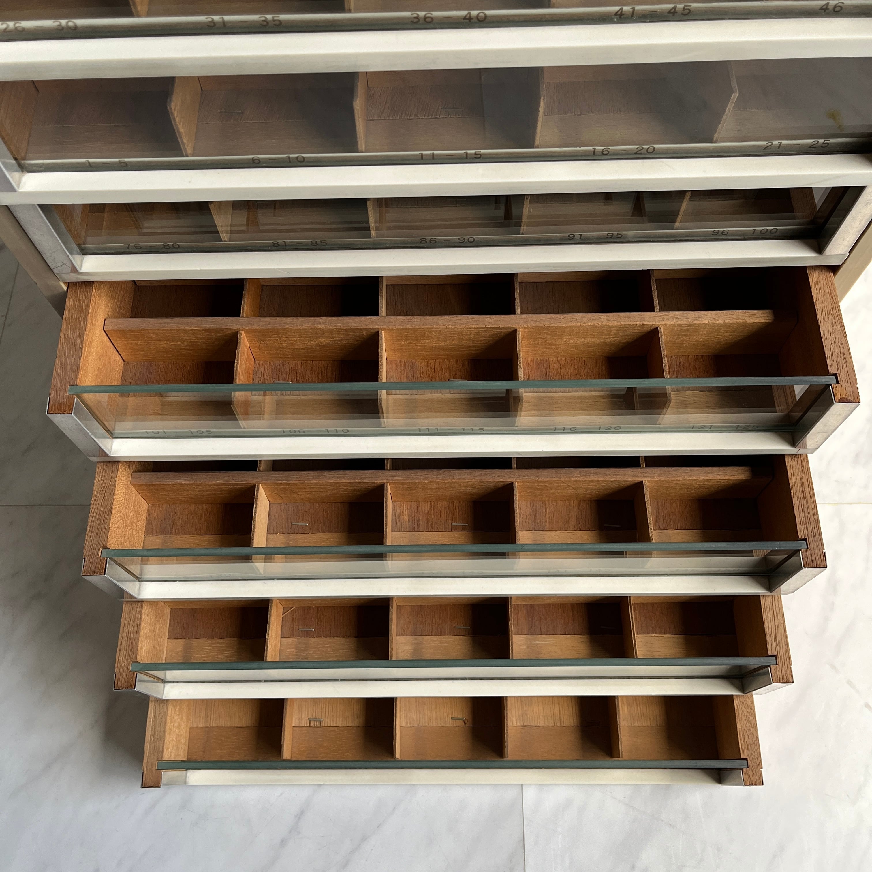 昭和レトロ タイヤ―印絹手縫糸 ケース 9段 ガラス入小引き出し ミシン