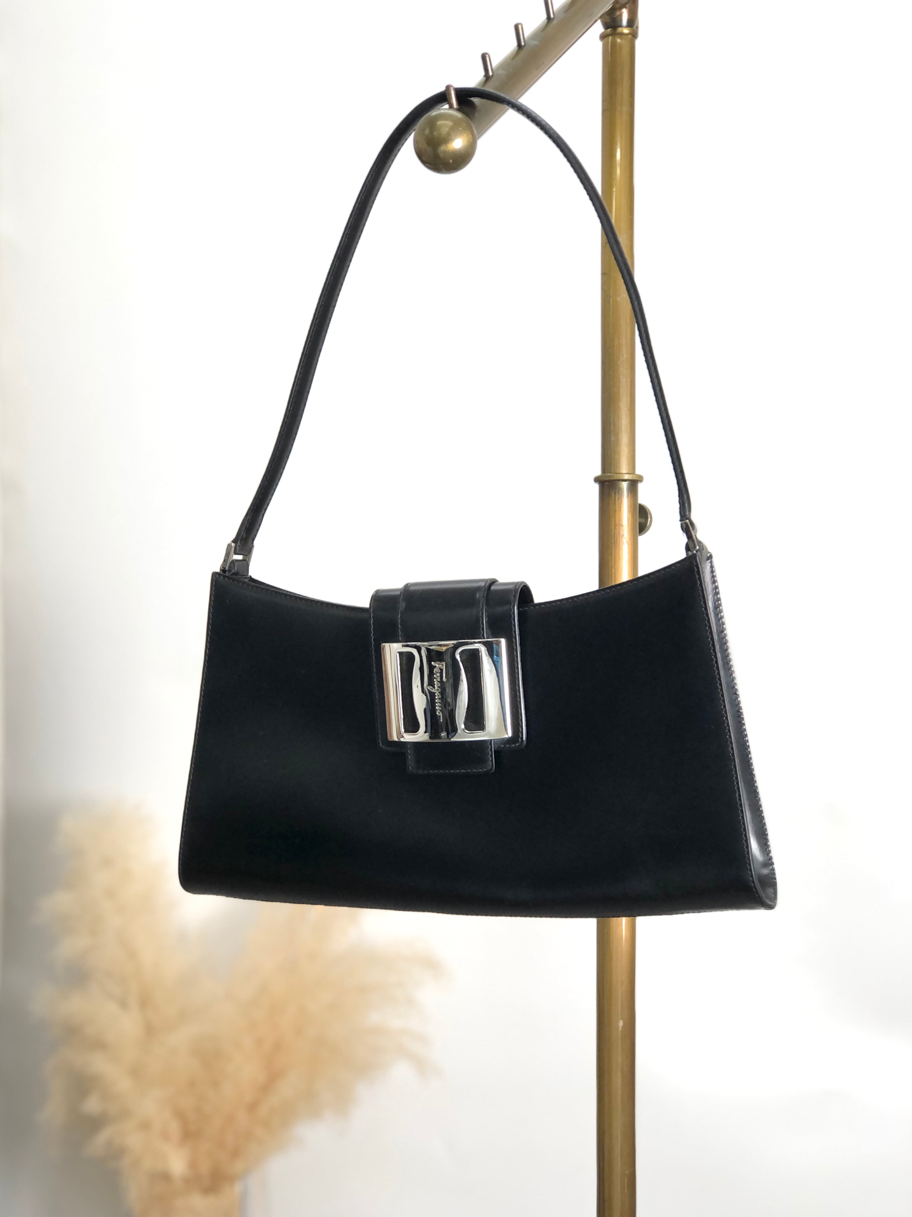 サルヴァトーレフェラガモ ガンチーニ メタリックレザーワンショルダー