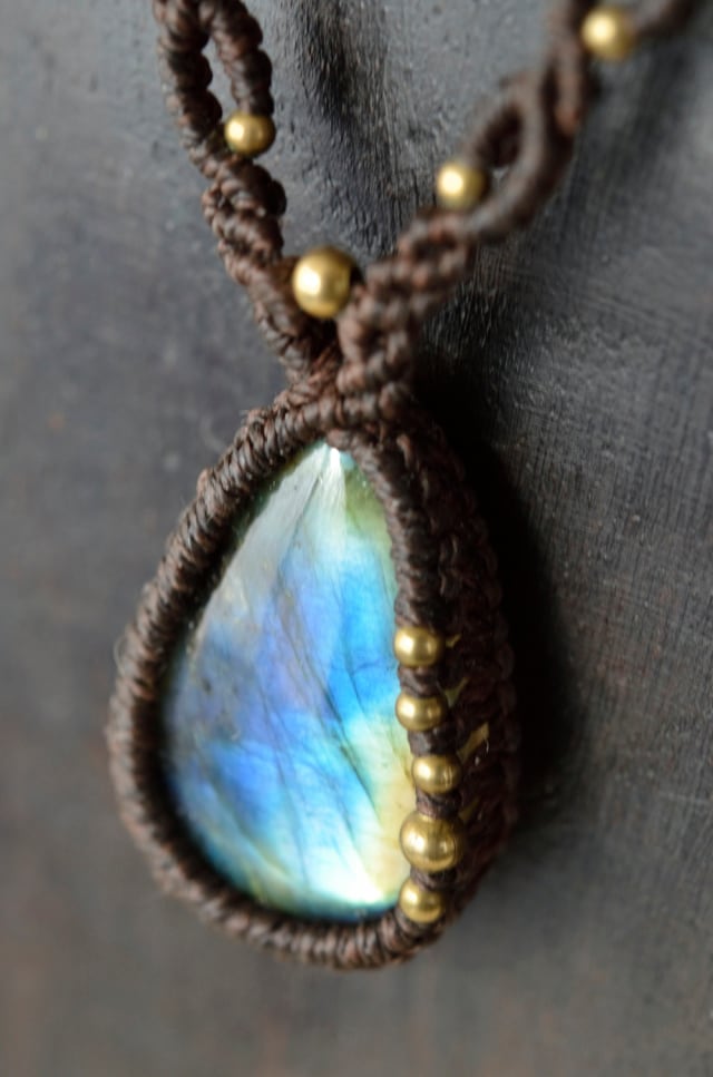 マルチカラーラブラドライト マクラメ編みネックレス | Purnima