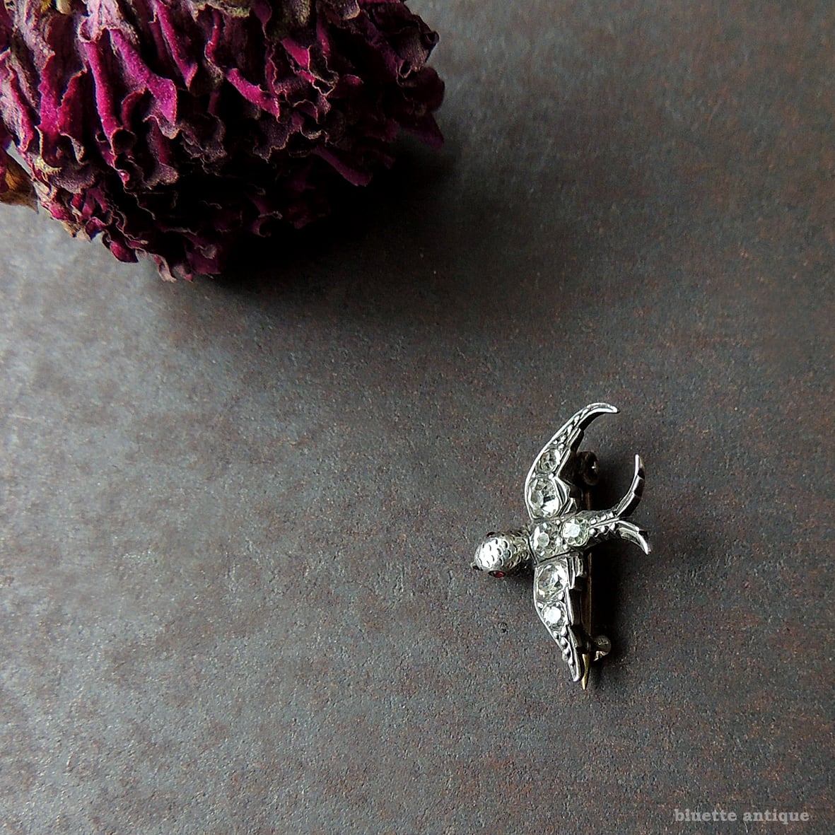 アンティーク シルバー900 レッドアイ ツバメブローチ【極小