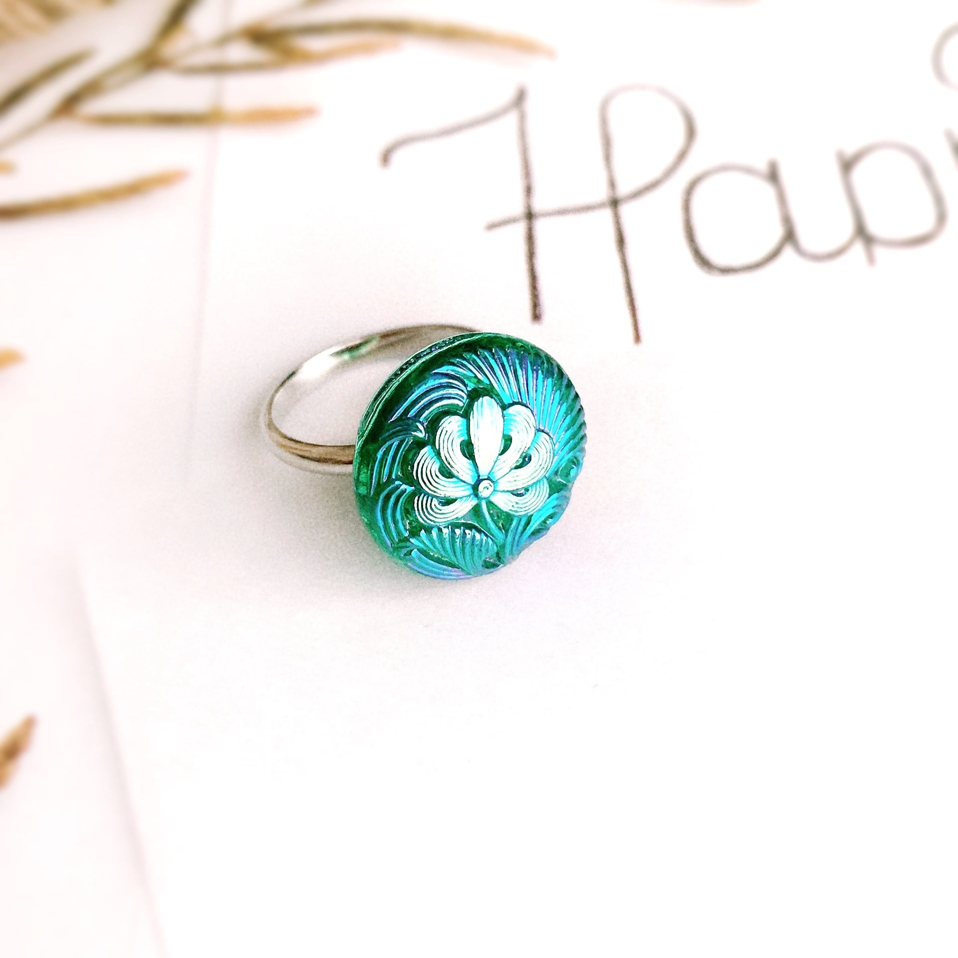 エメラルドグリーンのフラワーリング / 指輪［チェコガラス］ ボタン