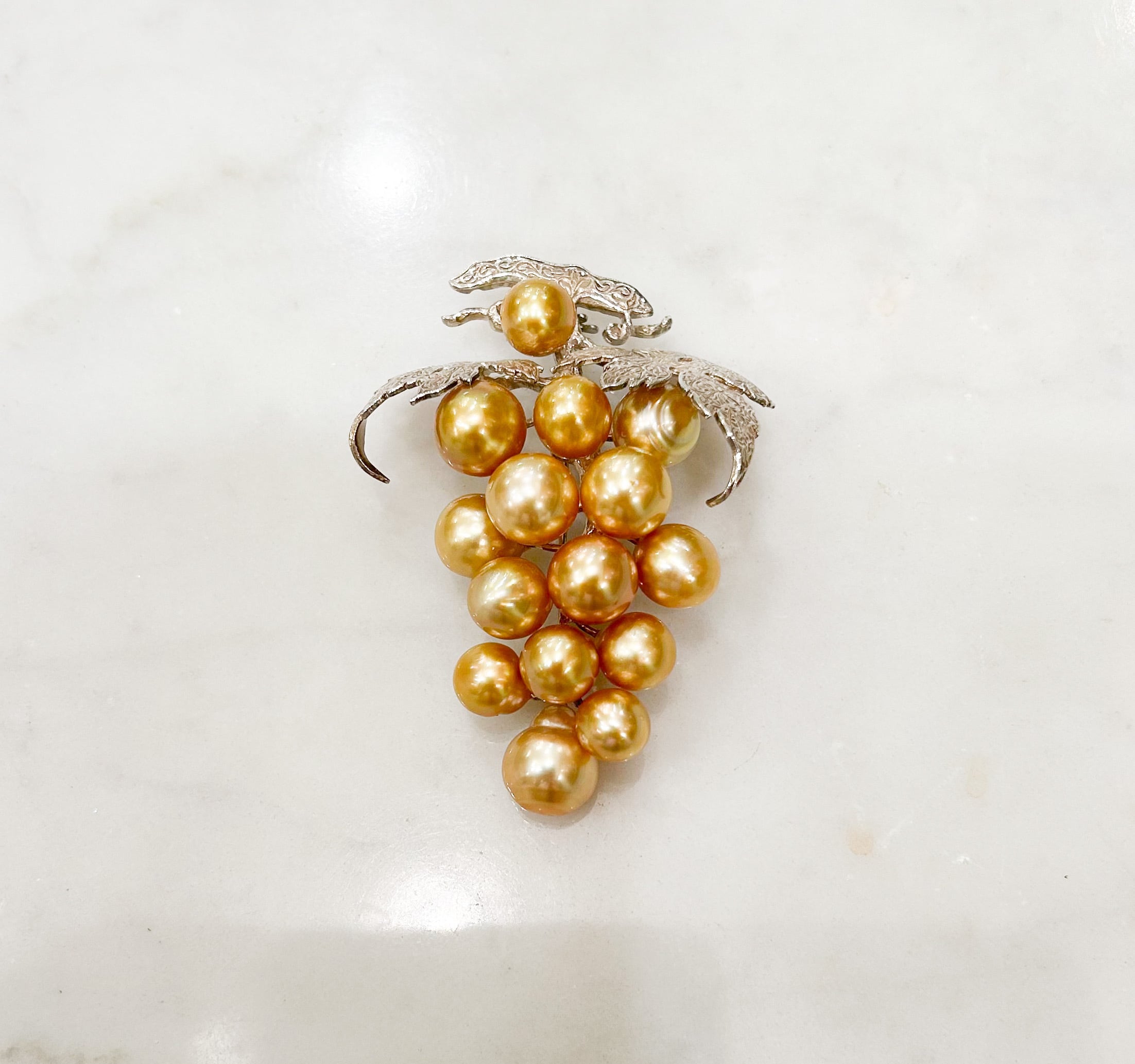 シルバーと南洋ゴールドパールの葡萄のブローチ | Akio Mori