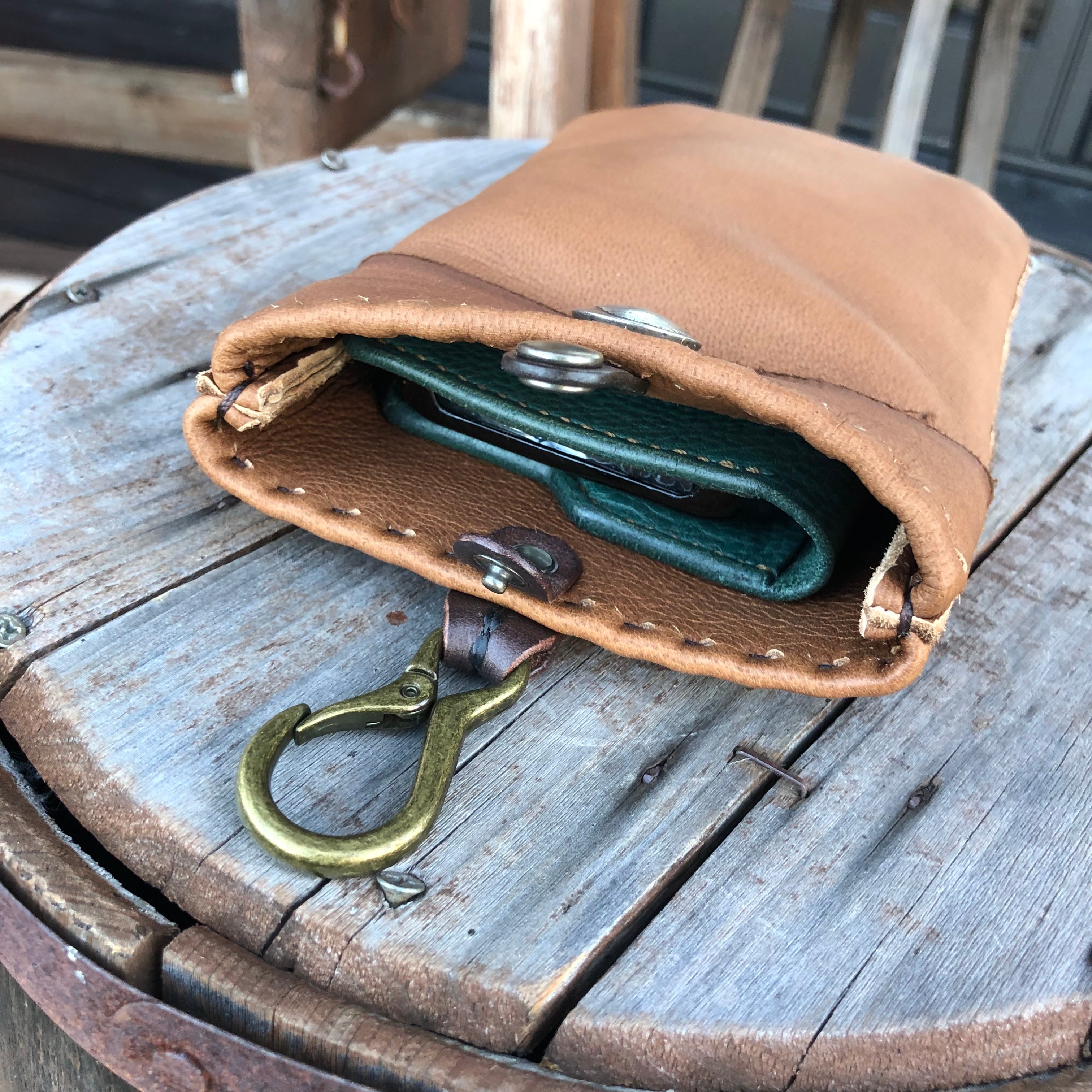 WHOLオリジナル エルクレザースマホポーチ メディスンバッグ カラビナ