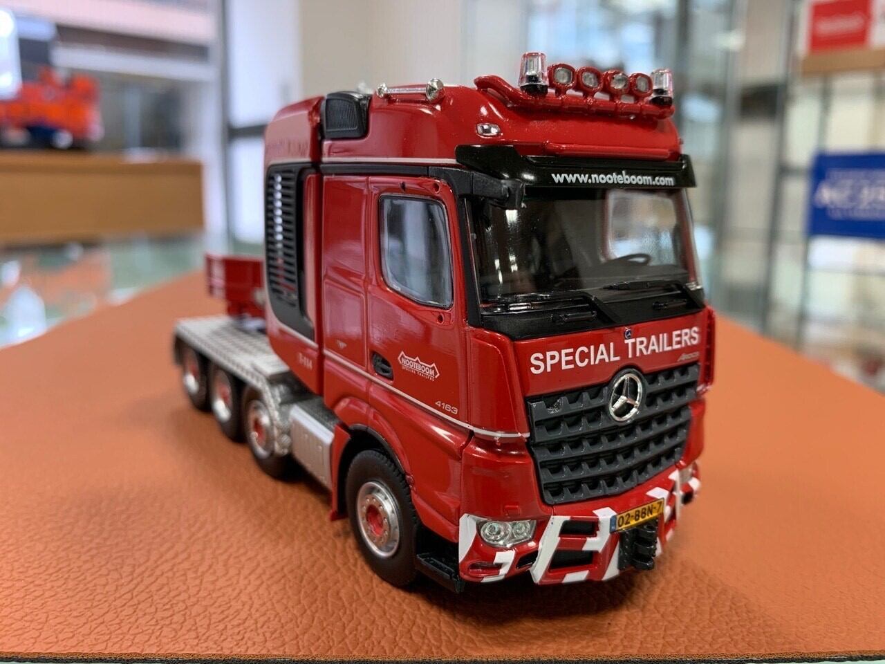IMC 1/50 MERCEDES-BENZ AROCS BIGSPACE 8X4 / NOOTEBOOM REDLINE7軸