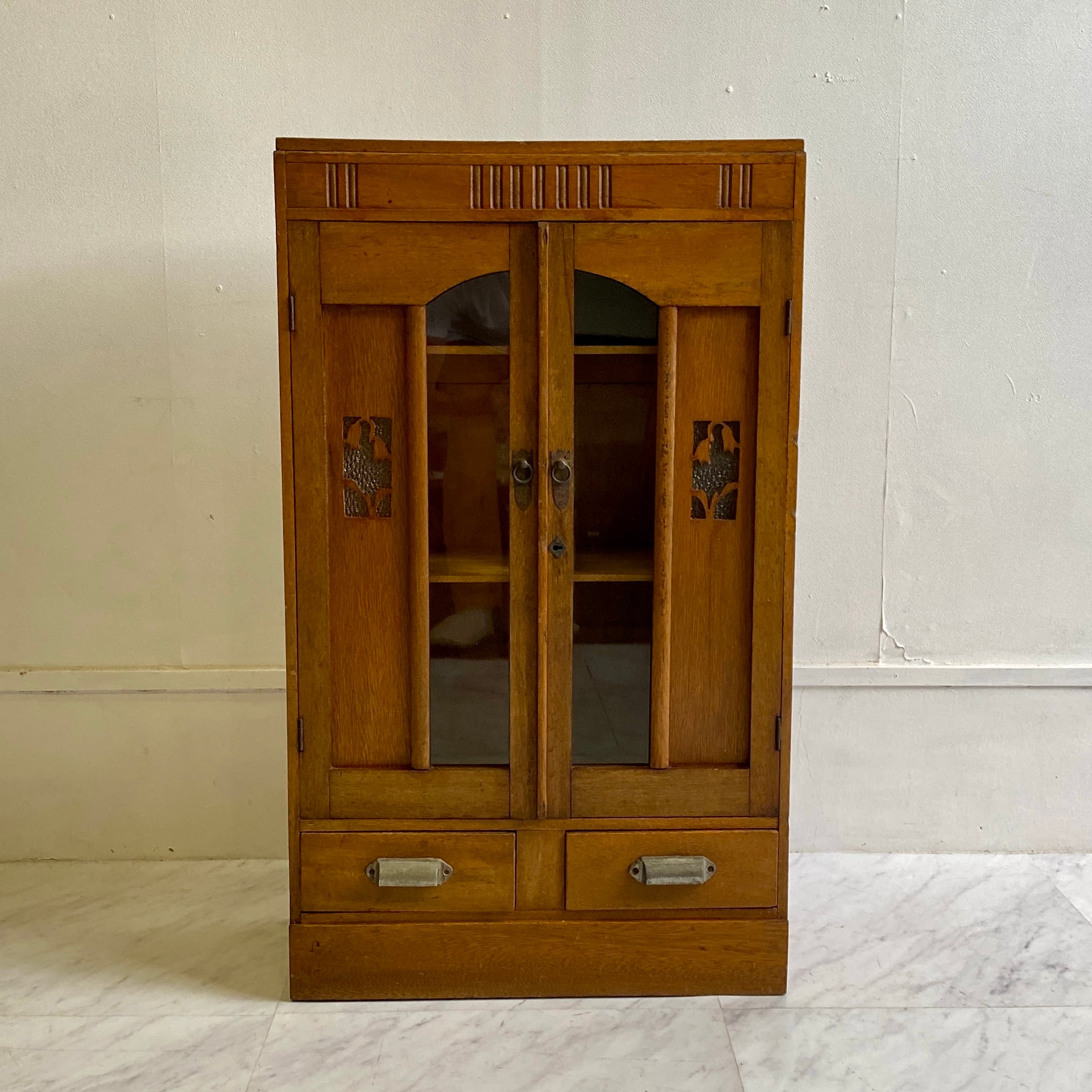 昭和レトロ 小振りなガラス扉付き両開きの棚 本棚 引出し 飾り棚