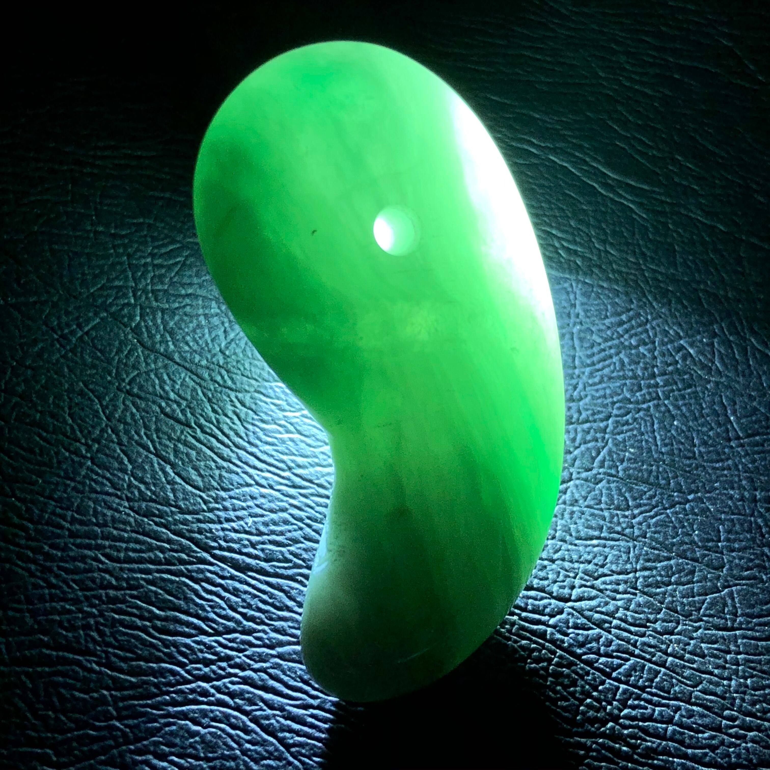 緑色 糸魚川翡翠:ロウカン質:勾玉 MT0029 | 糸魚川翡翠工芸家 赤羽可行BASE