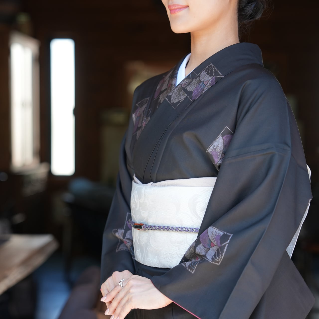 本場大島紬（袷）黒地に花の飛び柄・9マルキカタス式／手縫い仕立て