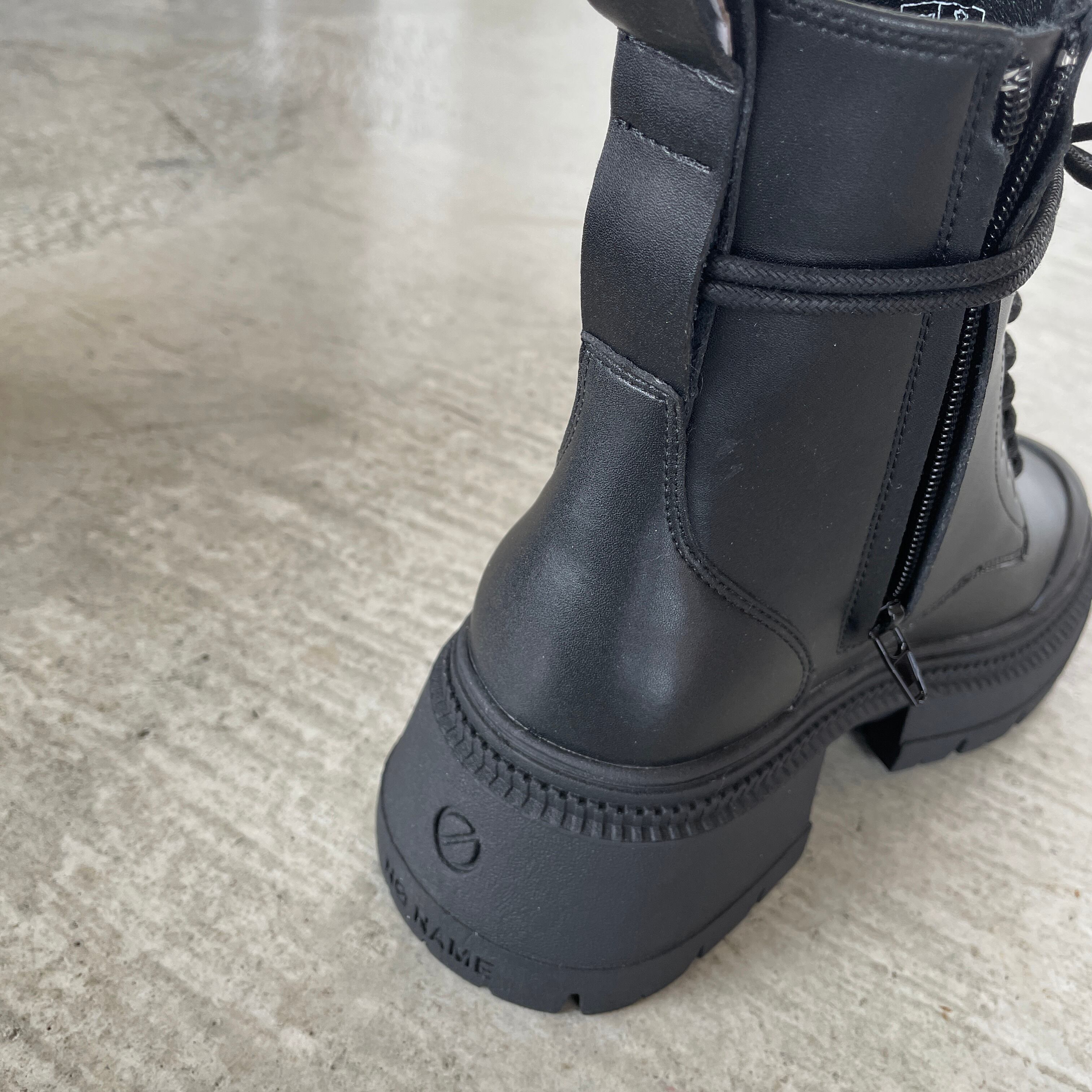 レースアップだけど→紐をとかずに履けちゃうんです♪サイドジップロゴ