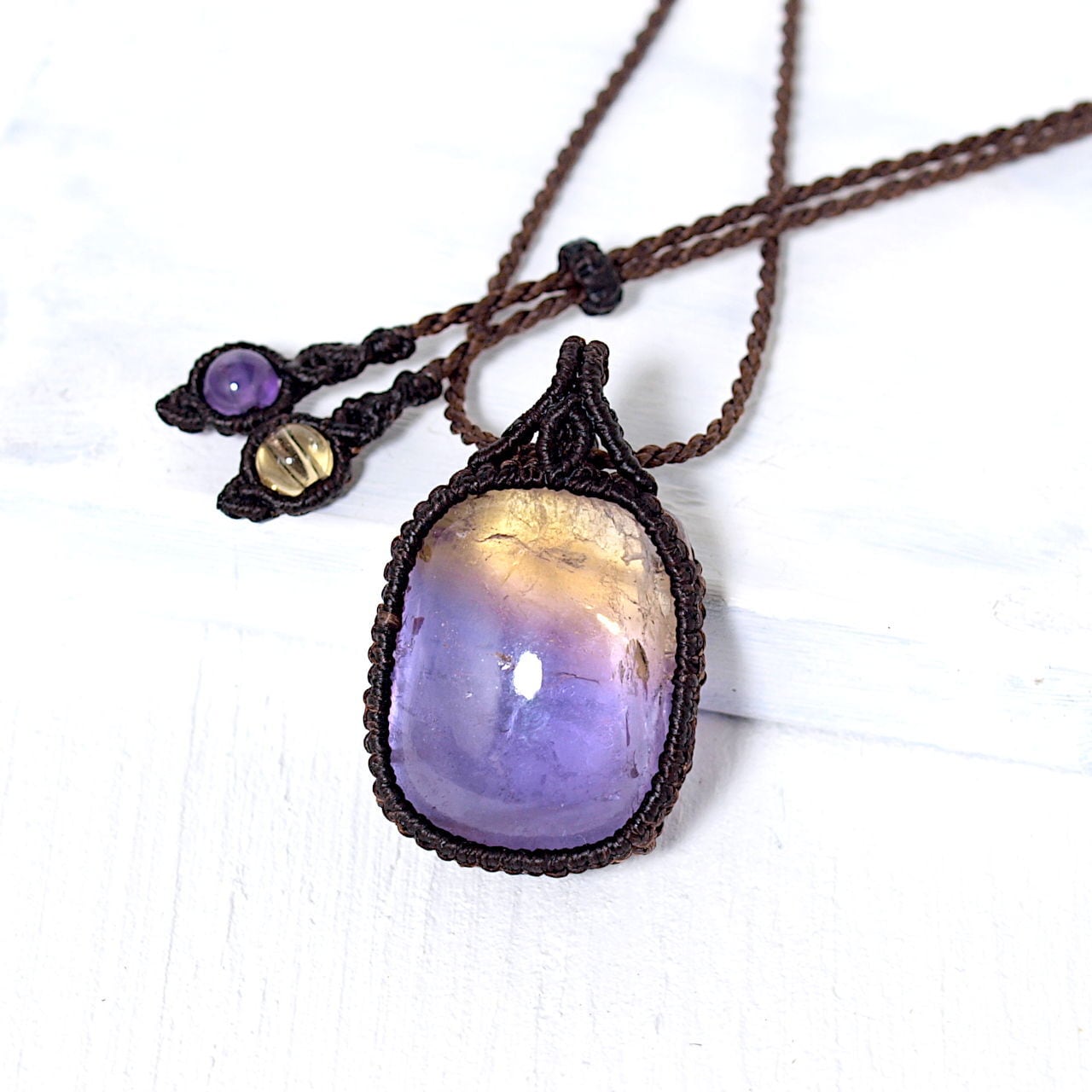 一点物】アメトリンのスクエアルースを包み込んだマクラメネックレスNo