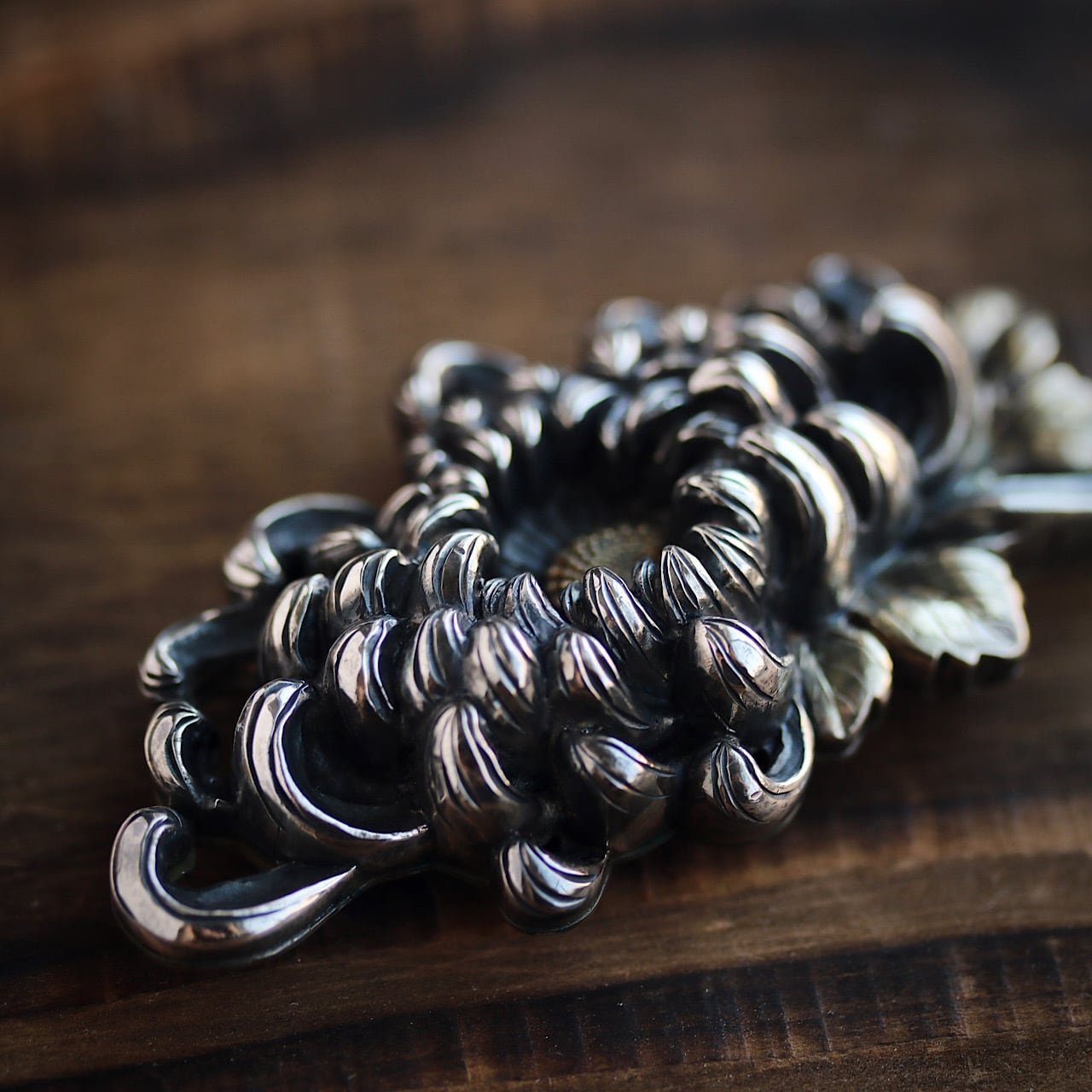 菊の図 アンティーク帯留 銀製 金象嵌 彫金 明治金工 作家物 宮本庄七