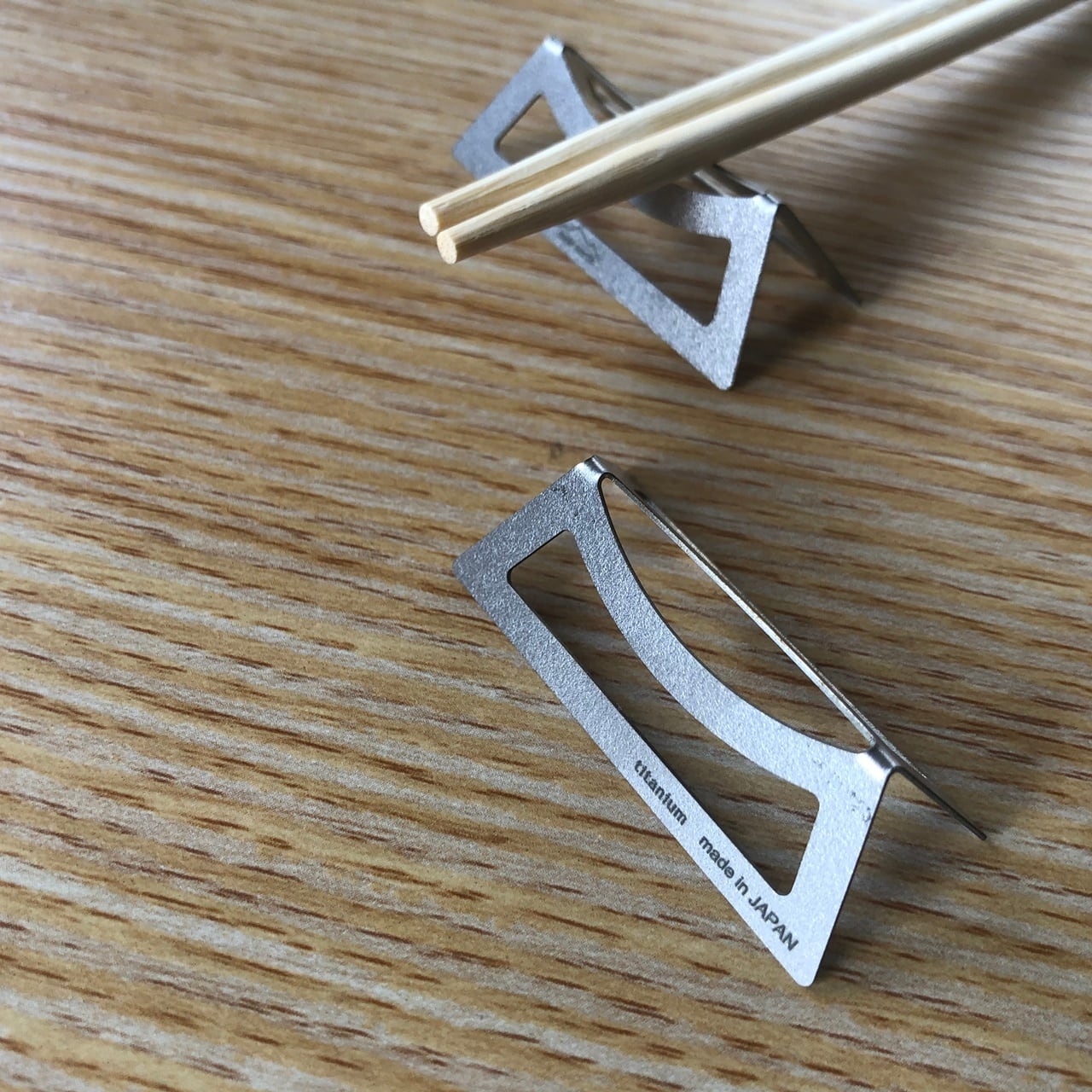 HASIOKI - 02 箸置き 純チタン製 ペア 2個セット | 金属加工職人の店