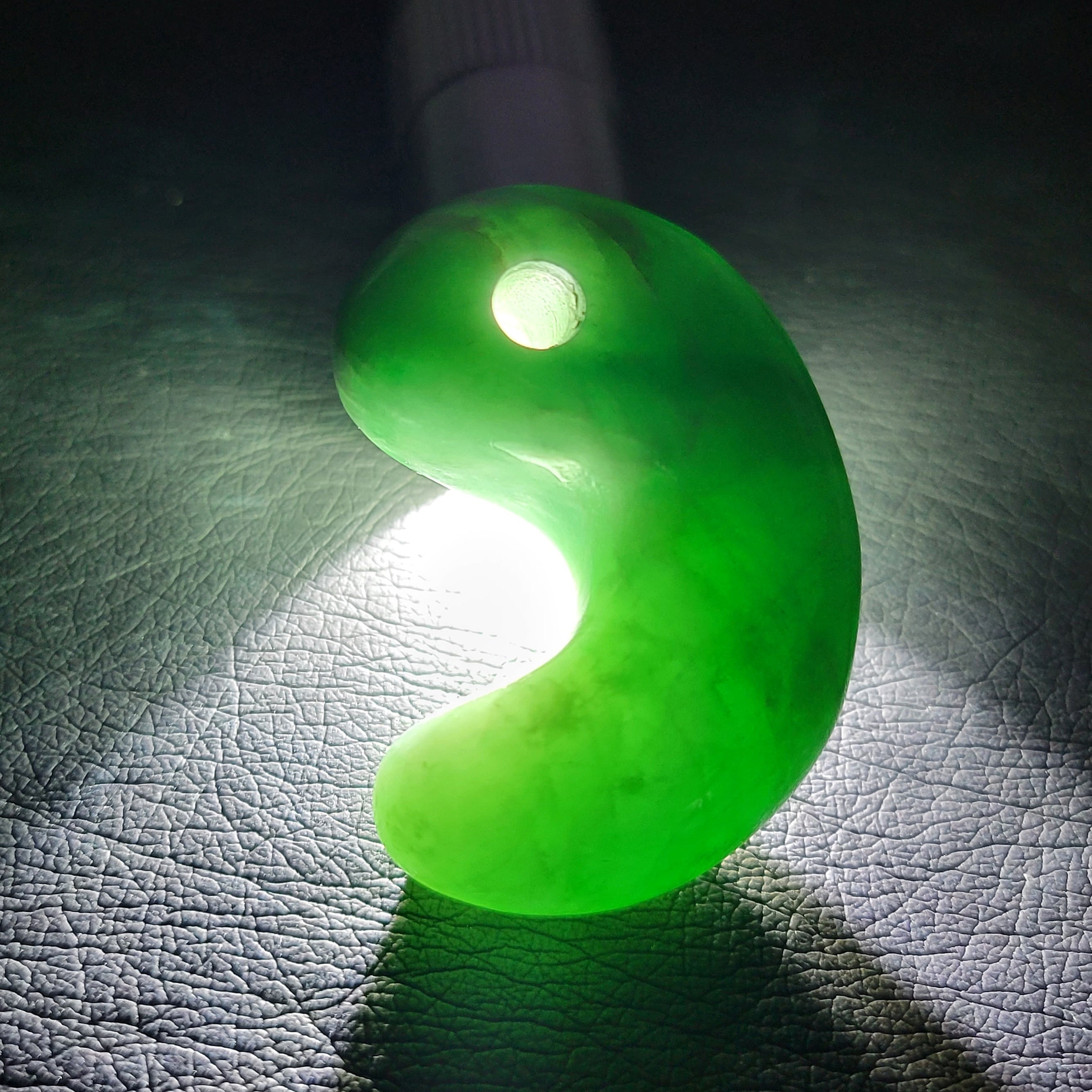 緑色 糸魚川翡翠勾玉 BMT0327 | 糸魚川翡翠工芸家 赤羽可行BASE