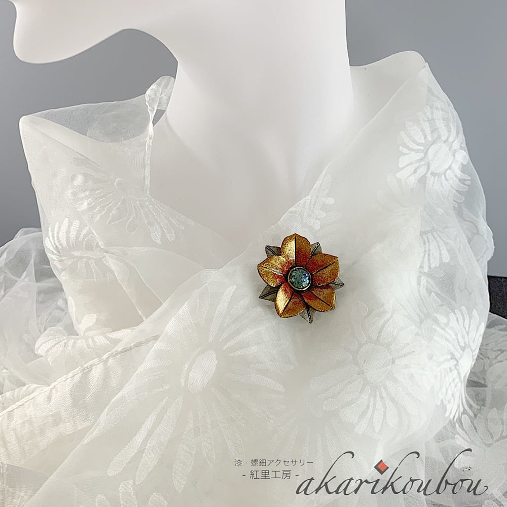 蒔絵ブローチ フラワーモチーフ 純金銀蒔絵 螺鈿 花：木彫 彫刻 金蒔絵