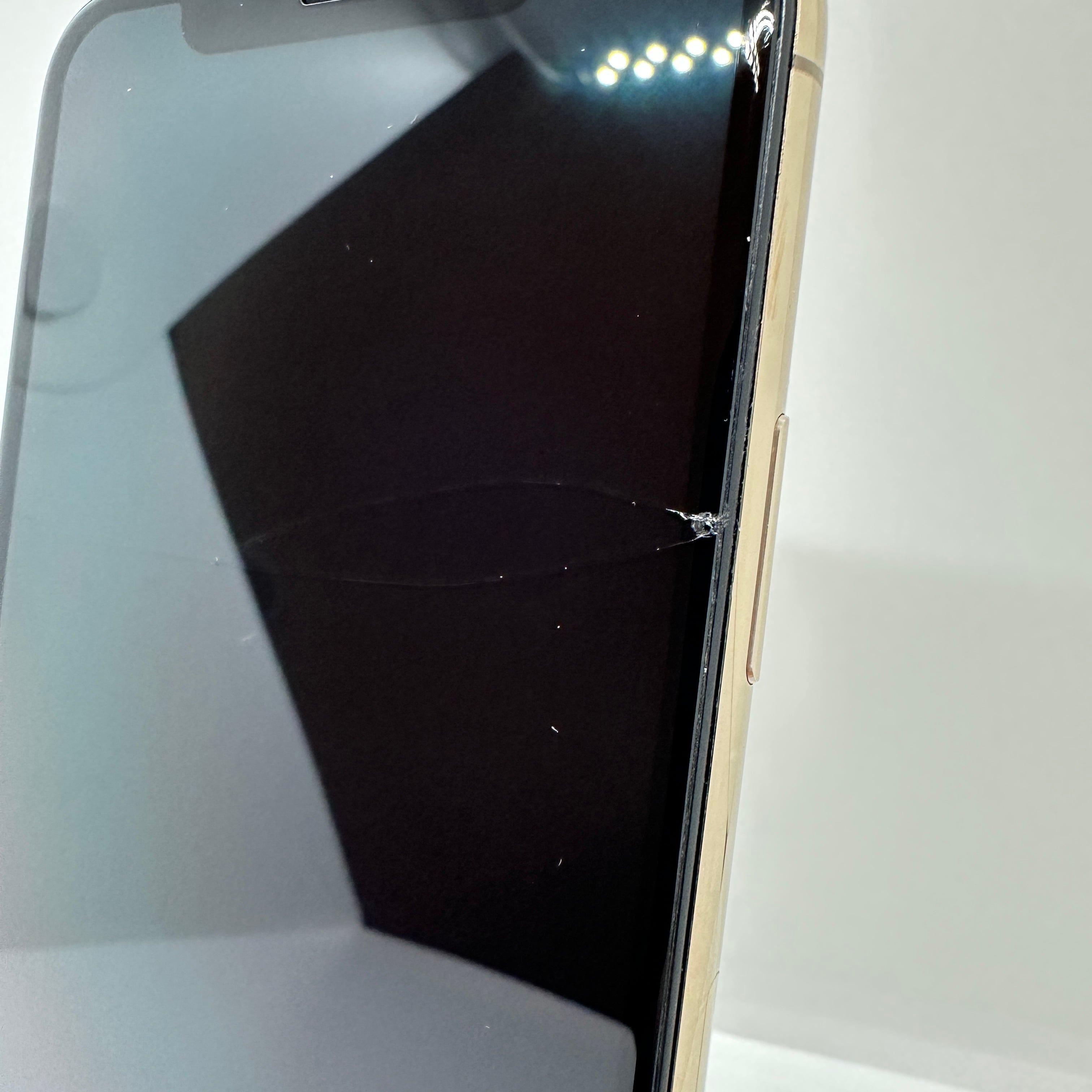 激安ジャンク】iPhone11Pro 256GB ゴールド【SIMロック解除済み