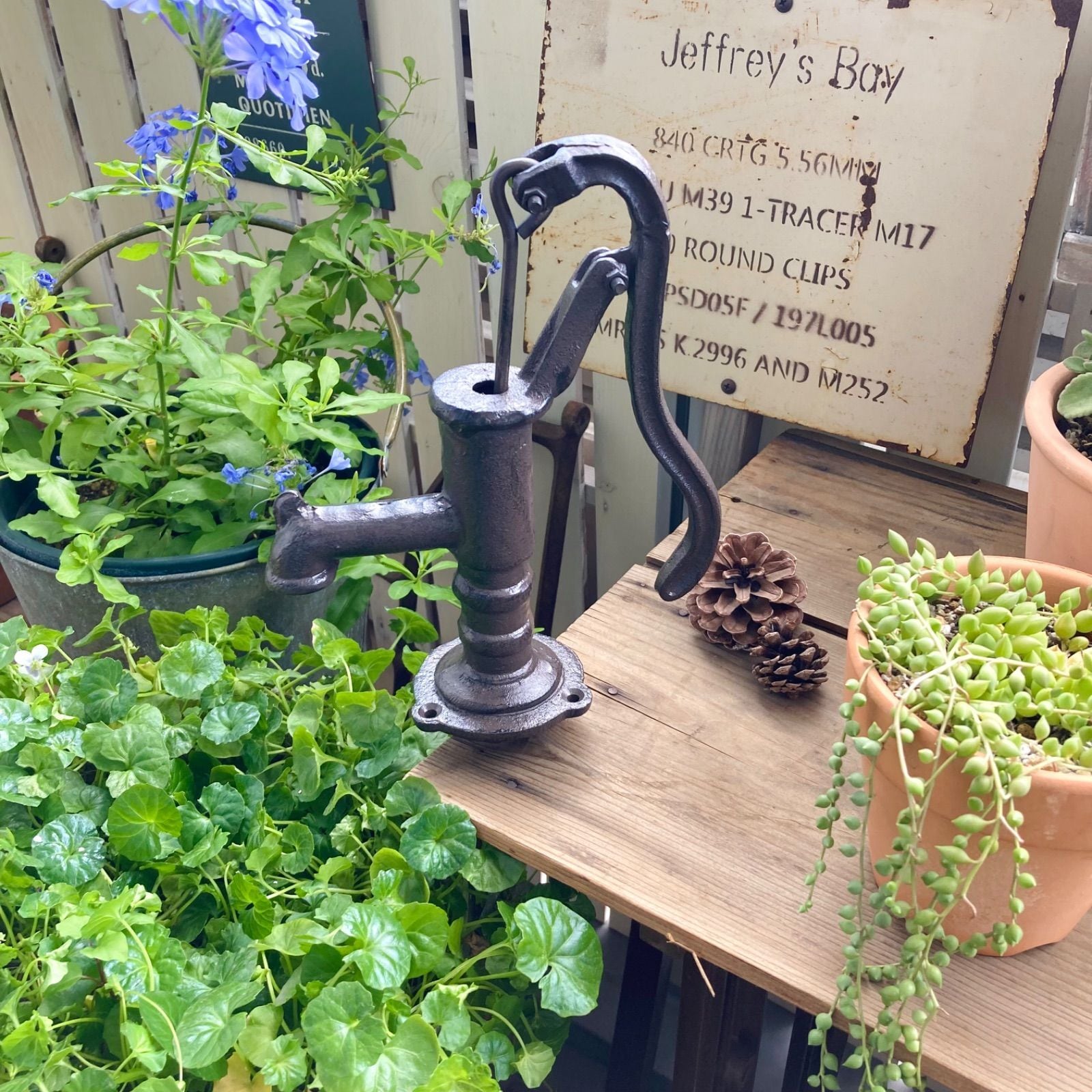 アイアンのアンティーク風ウォーターポンプ 手押し井戸ポンプ ガーデン