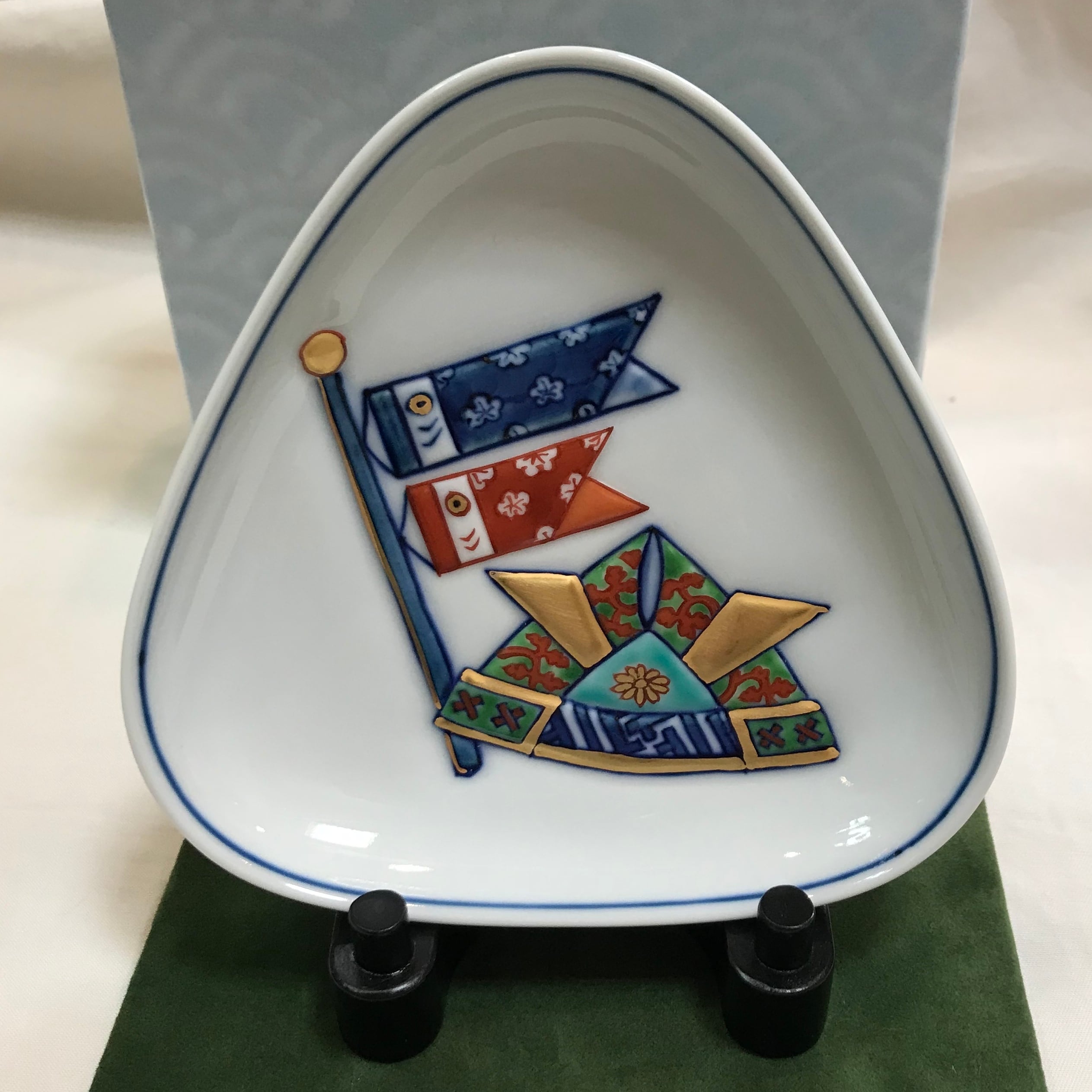 有田焼 源右衛門窯 染錦兜 皿 (皿立、緑布敷物付) | 陶器たて石