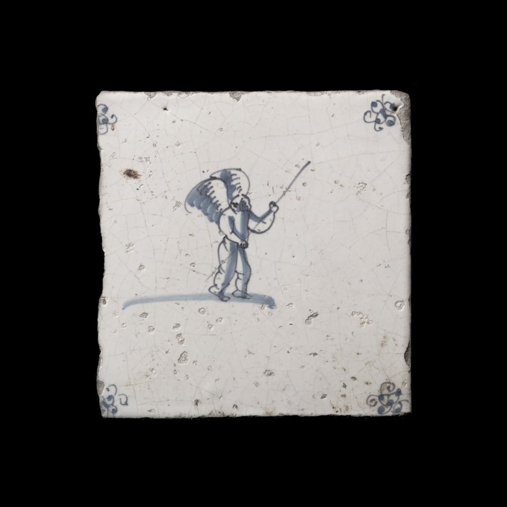 槍を持った天使像 デルフト陶器 染付タイル, オランダ, 17世紀. | olim