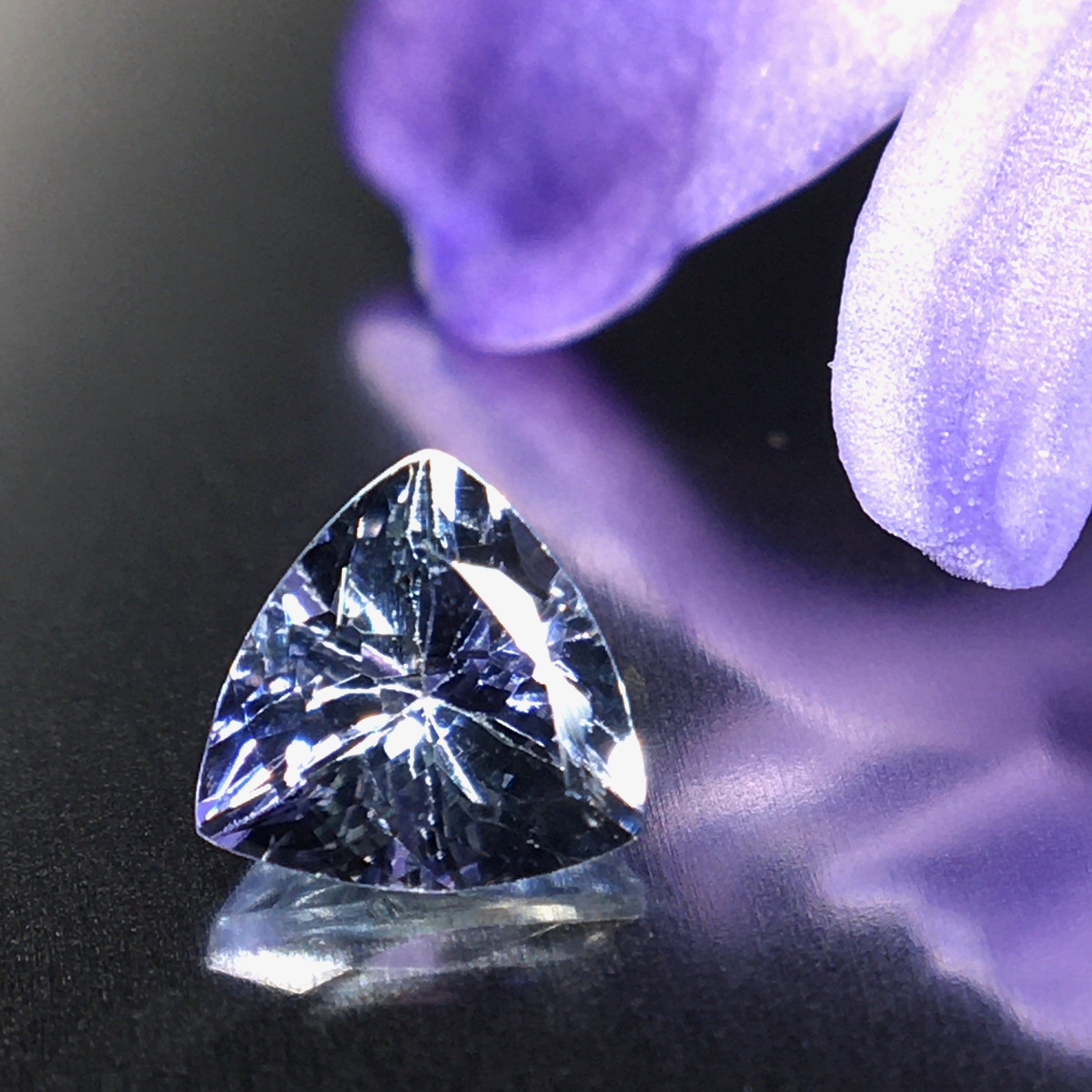 繊細な”すみれ色”の宝石 0.5ct 天然 非加熱 タンザナイト