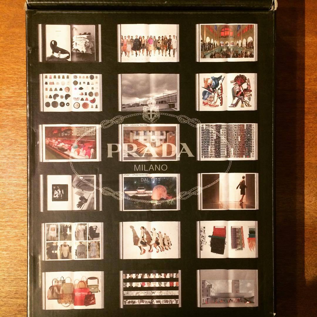 プラダにまつわるアーカイブをまとめた豪華本「Prada」 | 古本トロニカ