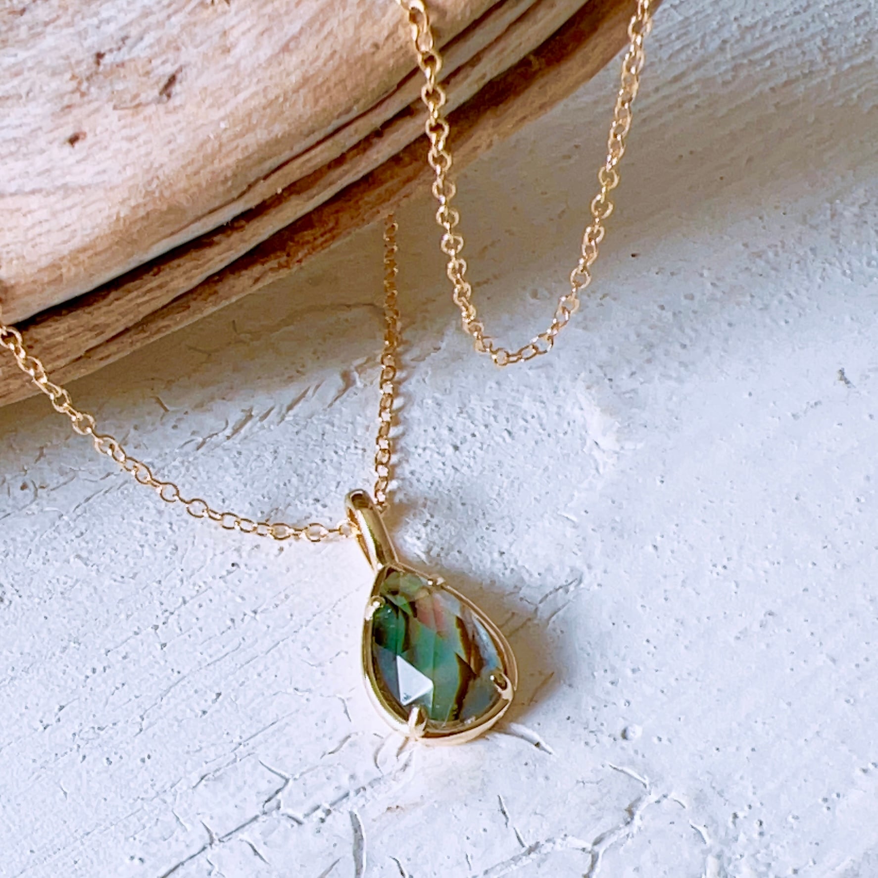 アバロンシェルとクリスタルAAA 14kgf製ネックレス 約12×8mm雫型 約