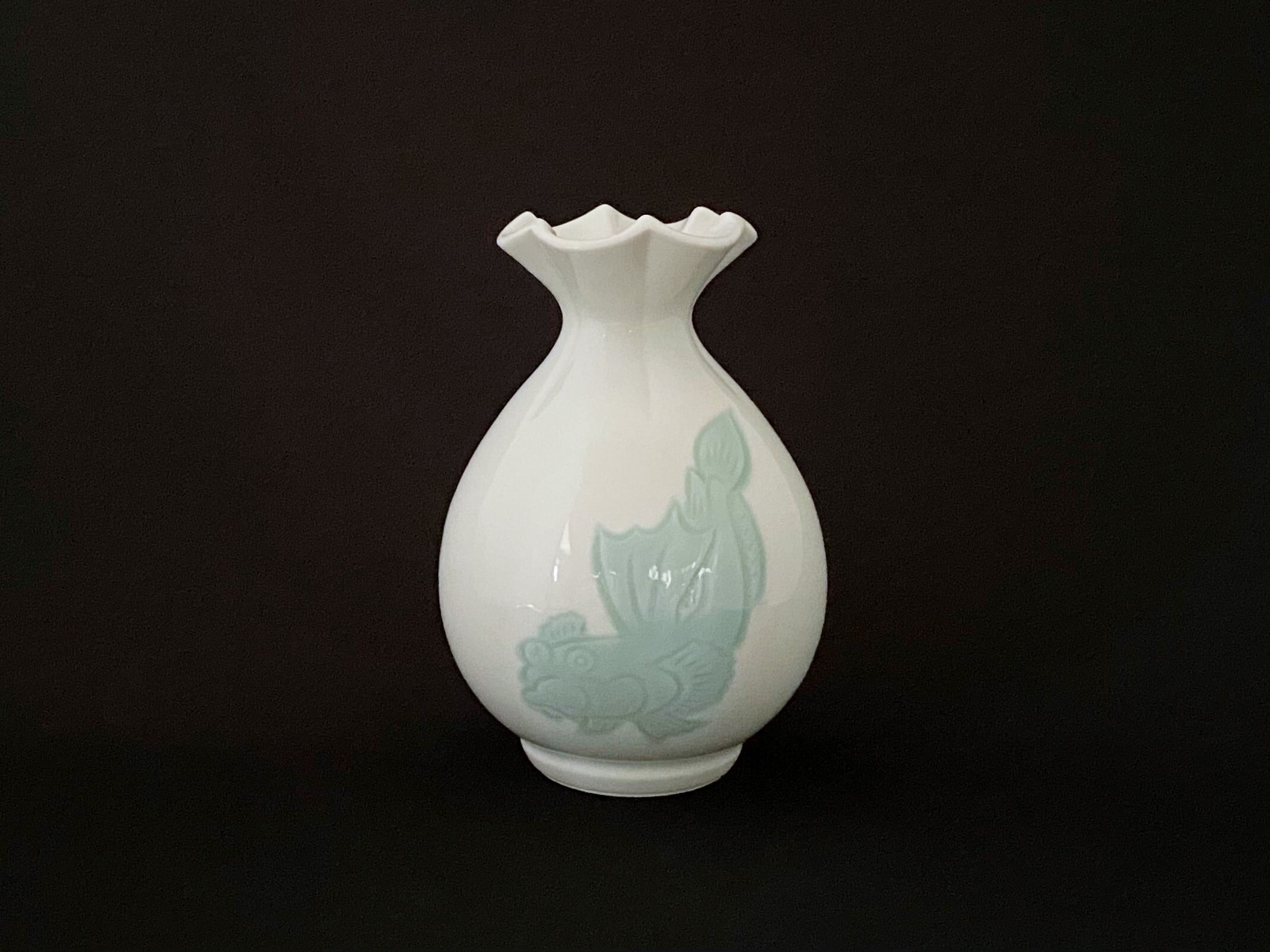 井上萬二作】白磁緑釉むつごろう彫文百合口花瓶 | 井上萬二窯 INOUE