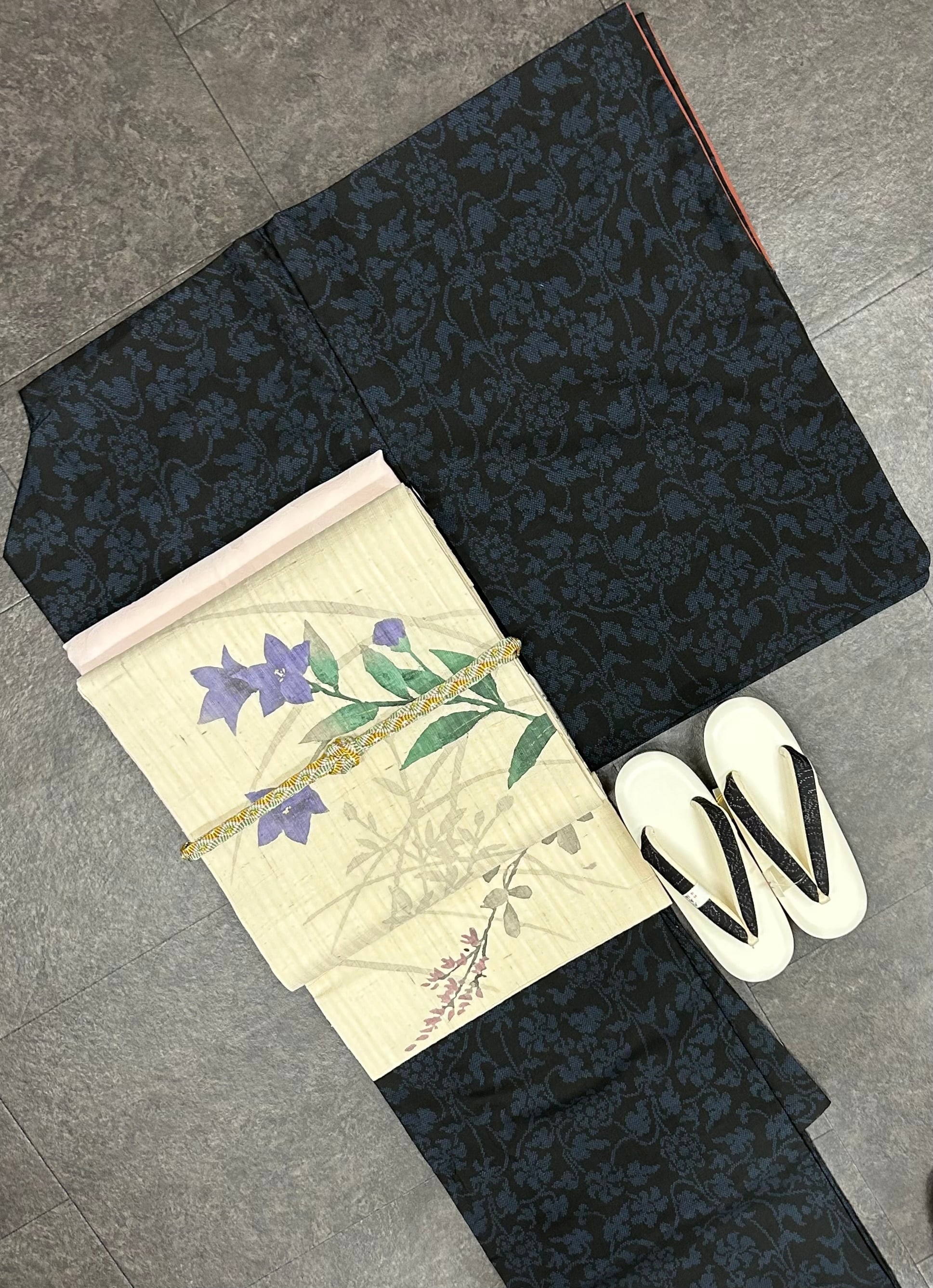 大島紬 黒に近い紺色地に藍色 おしゃれな草花模様 証紙つき 裄丈68