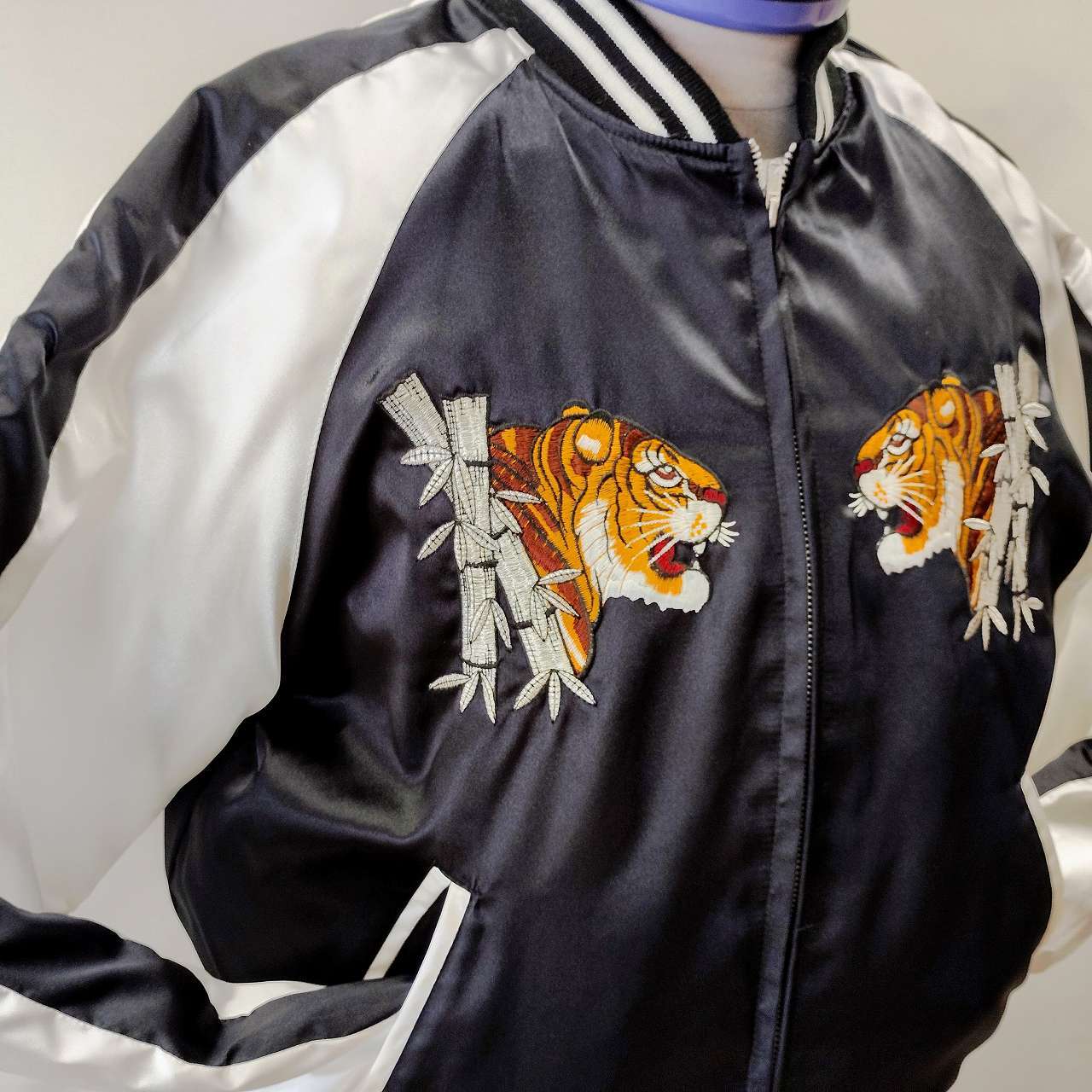 サテン 竹トラ刺繍 スカジャン 黒 L LL Embroidered jumper (SUKAJYAN