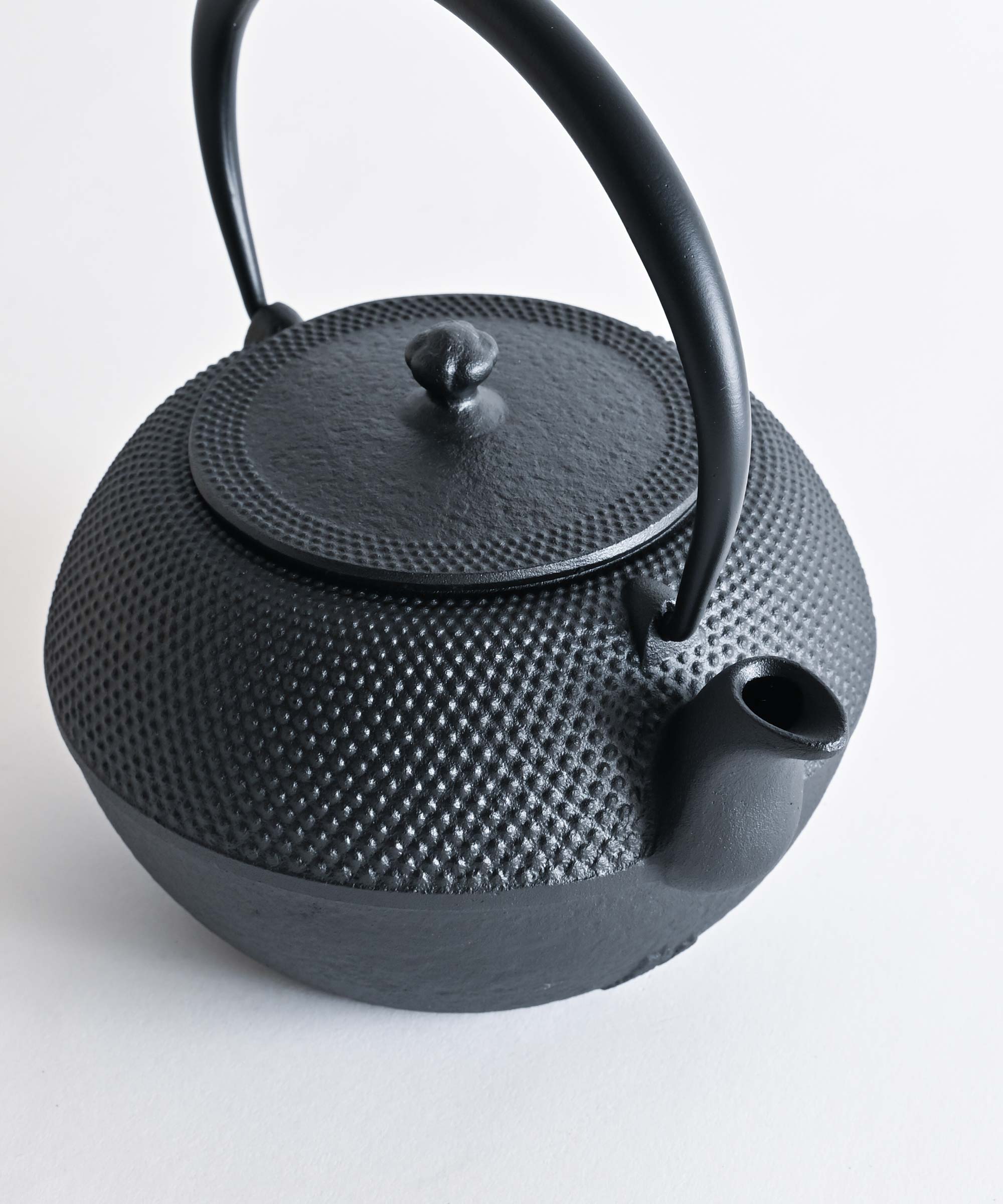 OIGEN】 鉄瓶 まろみアラレ 1L – BASIC AND ACCENT ONLINE STORE