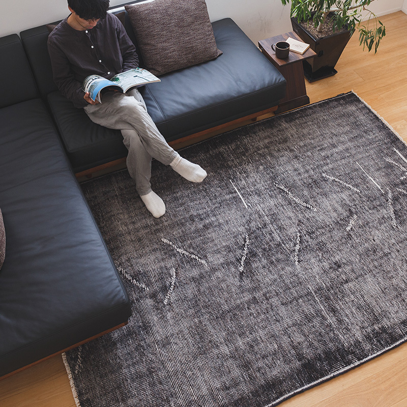 ヴィンテージ風ラグ ウール100％ブラックの絨毯 [NR5601ムーンナイト