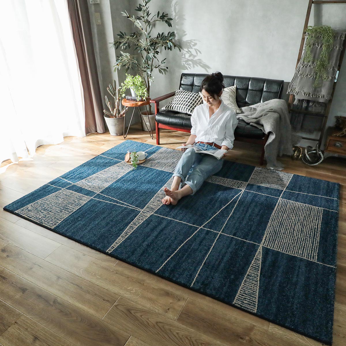 高密度のウィルトン織！お部屋が華やぐベルギー製ラグ 『ベイリー