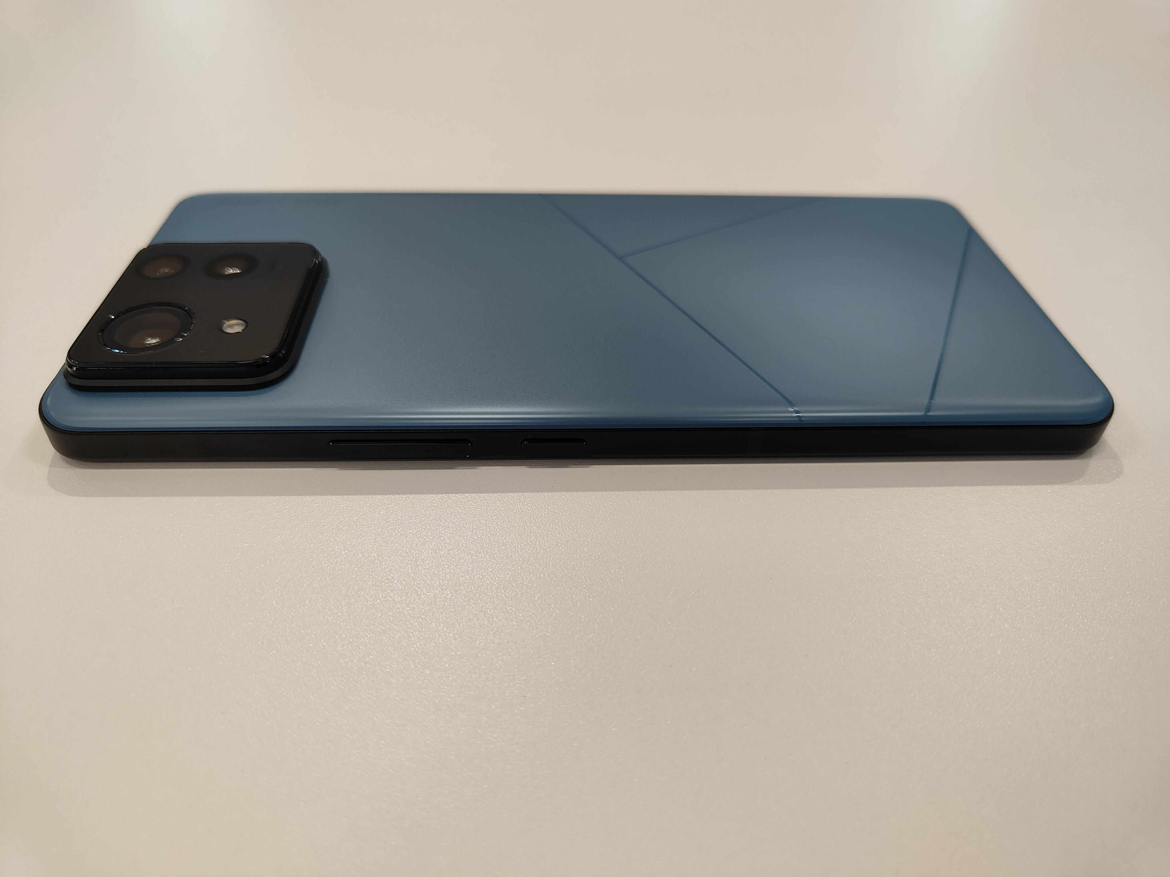 Zenfone 11 Ultraを実機レビュー！望遠カメラが追加されたトリプル