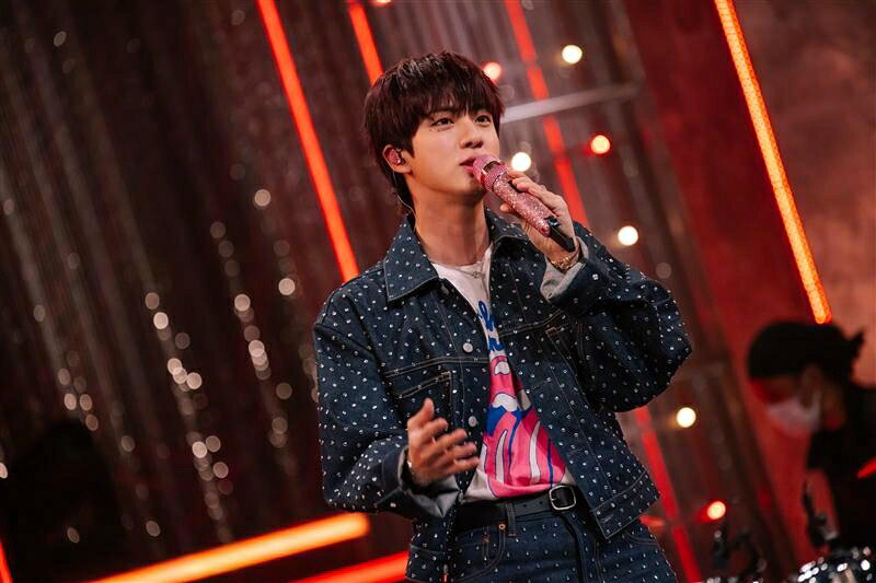 私生活を覗けるトークも！BTS・JIN、“Happy”で包んだ「Venue101」公開