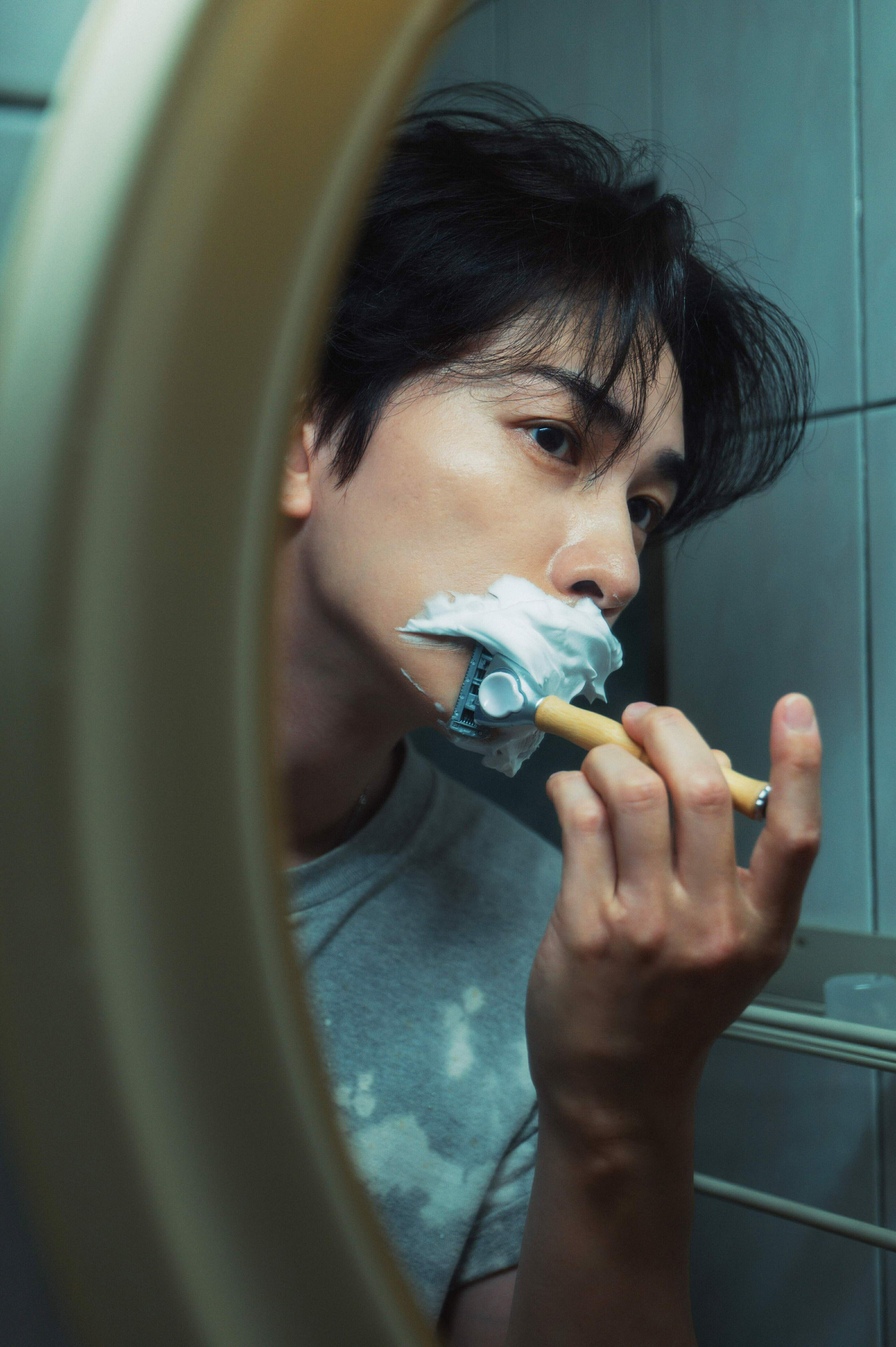 町田啓太、5/12発売の写真集より台北に住む一人の青年イメージのカット