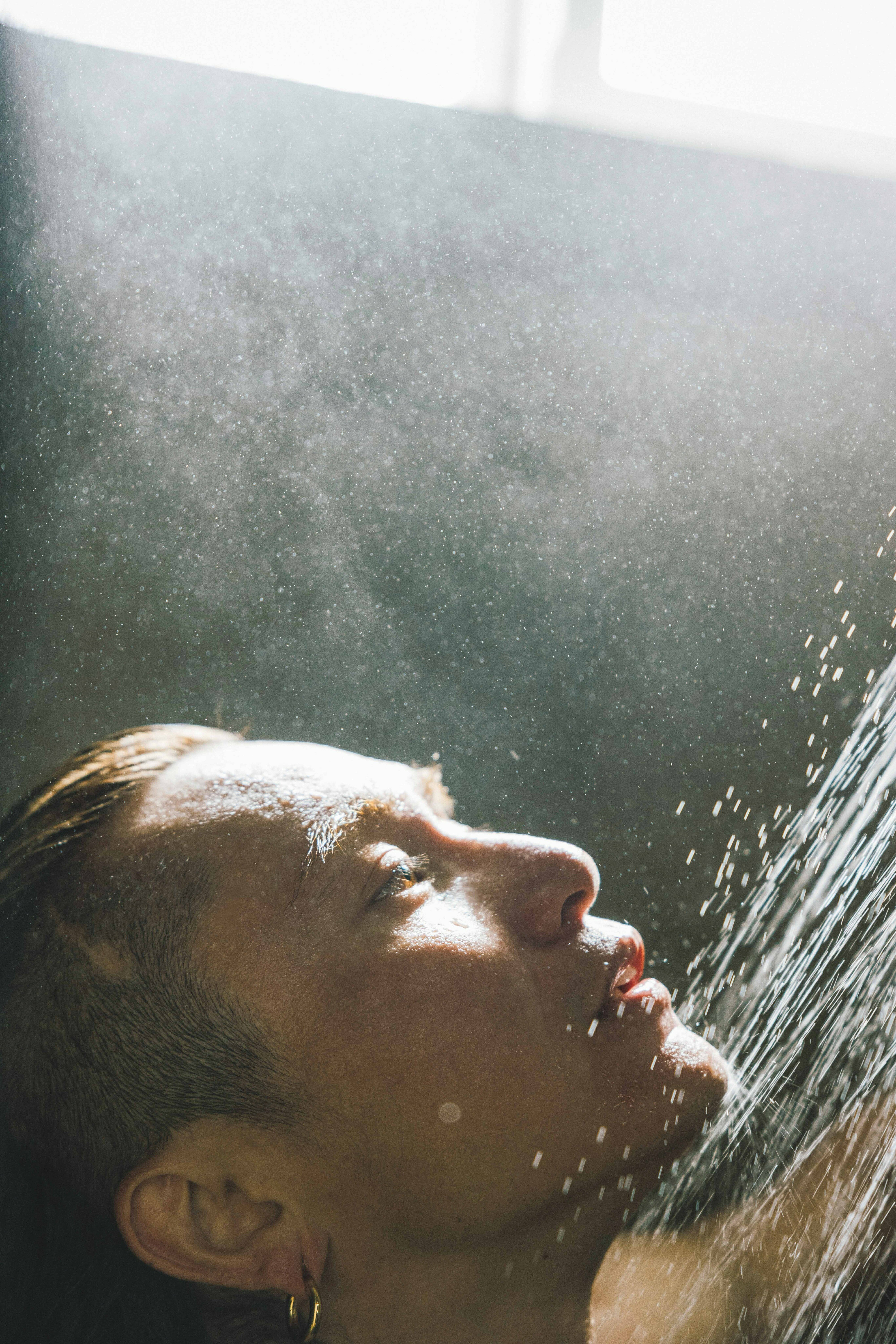 安田章大、誕生日発売の写真集で色気まとうシャワーカット＆自然体な