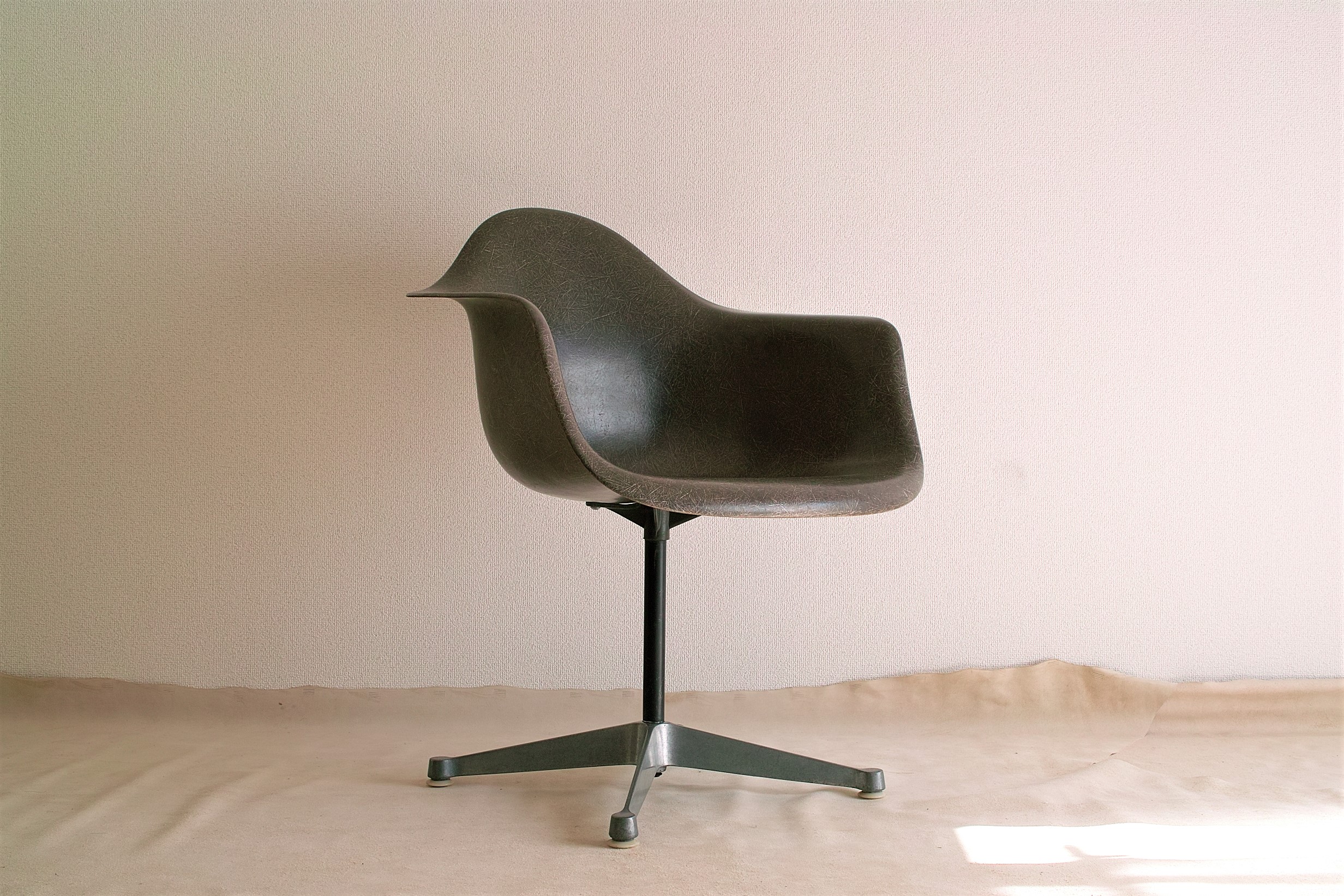 No.5954「アームシェルチェア：イームズ（Herman Miller 2nd)」SOLD