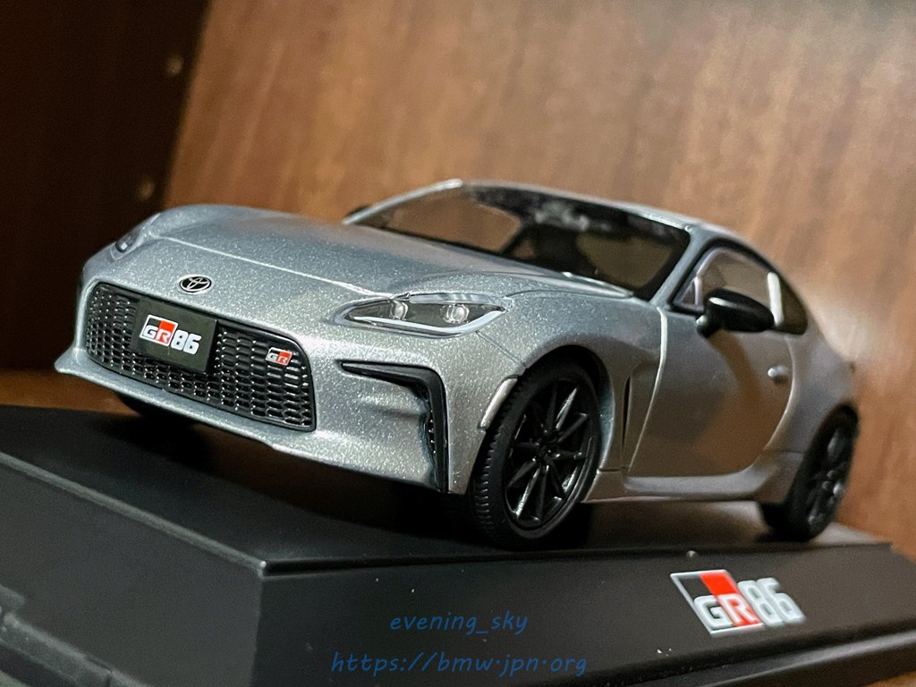 納車待ちのGR86と同じボディカラーのTOYOTA新型GR86カラーサンプル