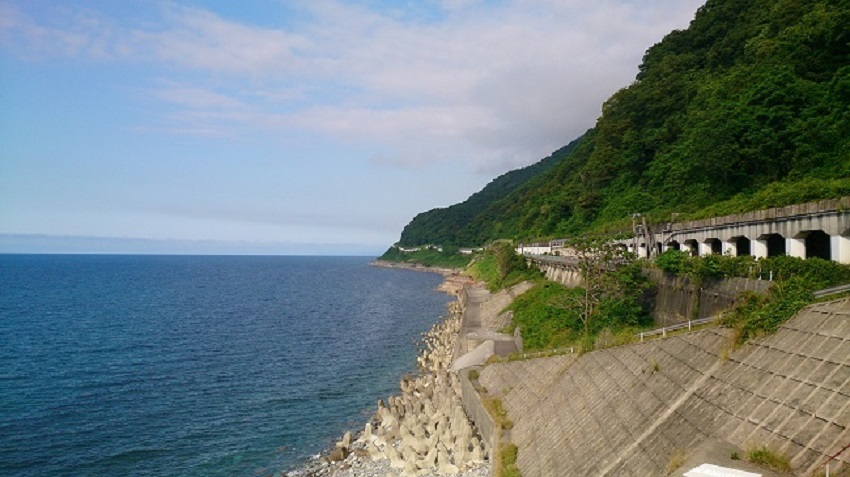 ヒスイ海岸、親不知・子不知海岸（富山県朝日町、新潟県糸魚川市