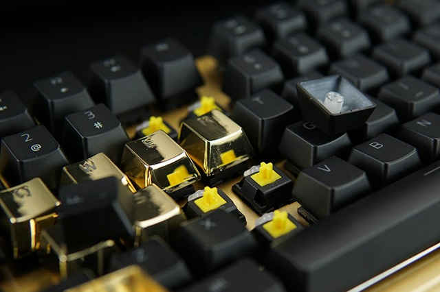 メカニカルキーボード『Razer BlackWidow X Chroma』のゴールドモデル