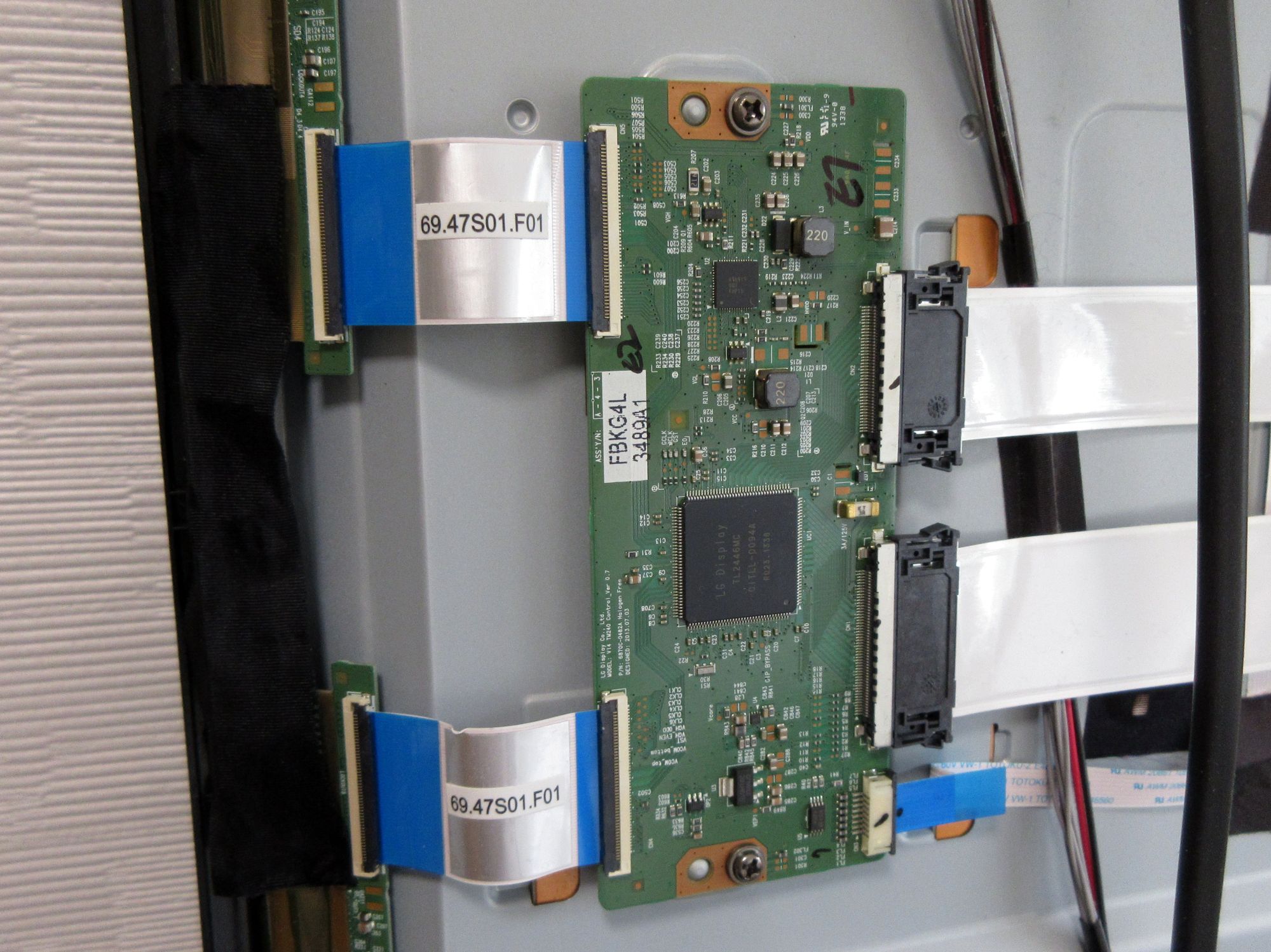 東芝製液晶テレビ、REGZA 55Z8 の画面ブラックアウトの修理 （分解と