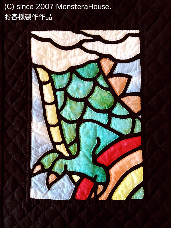 ギャラリー投稿】タツと虹のステンドグラスキルトタペストリー 2023/11