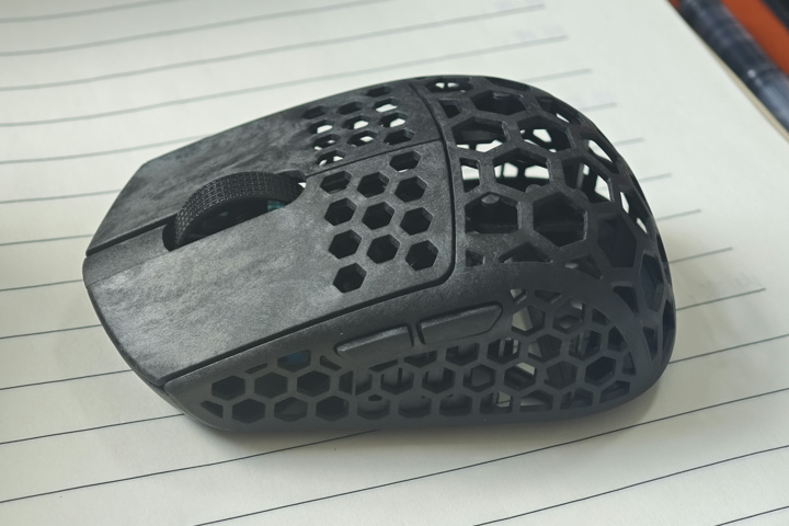 Darmoshark、穴だらけのカーボンファイバーシェルになった超小型サイズ