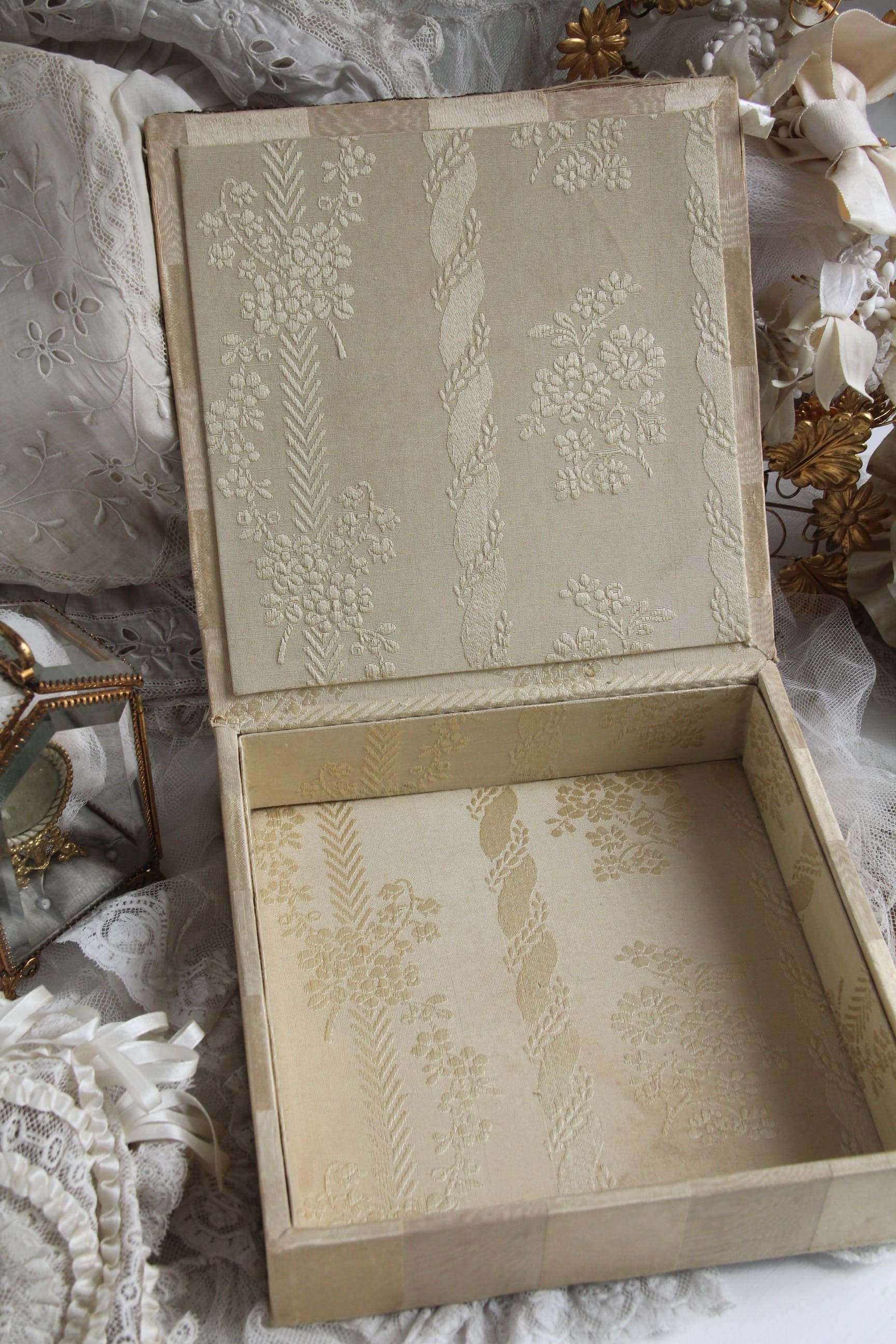 リボン刺繍＆花かごのアンティークカルトナージュボックス | Ô BEL
