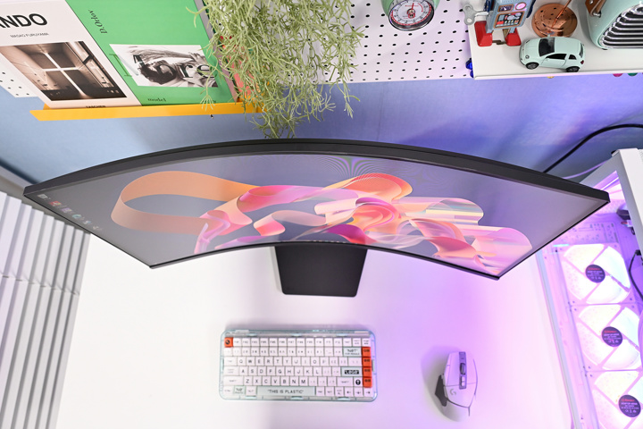 LG、スペック的に少数で割安な31.5インチ VAパネル QHD 1000R 180Hz