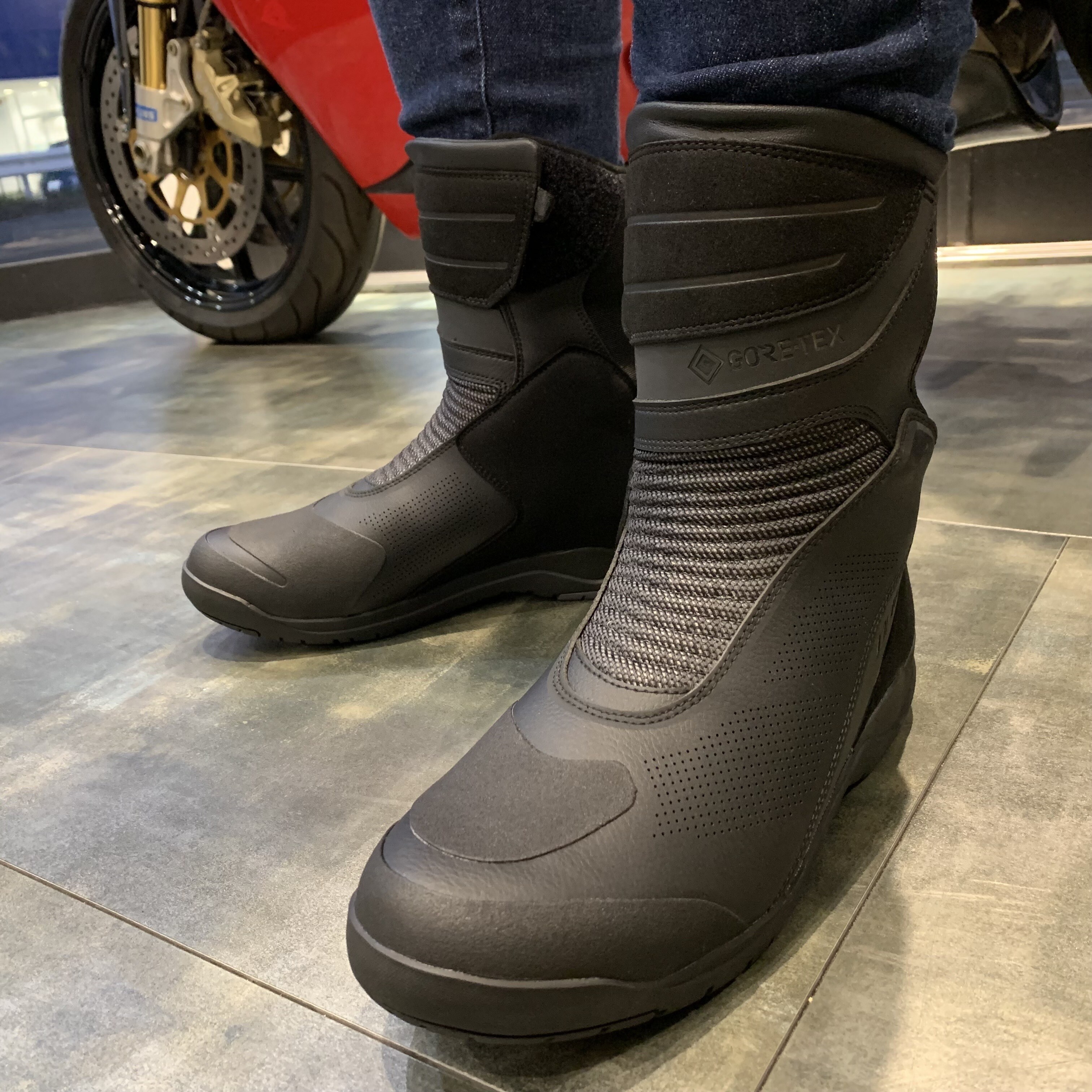 バイクを降りた後も快適に！新作ブーツ