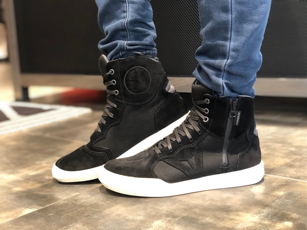 突然の雨でもノープロブレム！防水シューズの人気2モデルをご紹介！