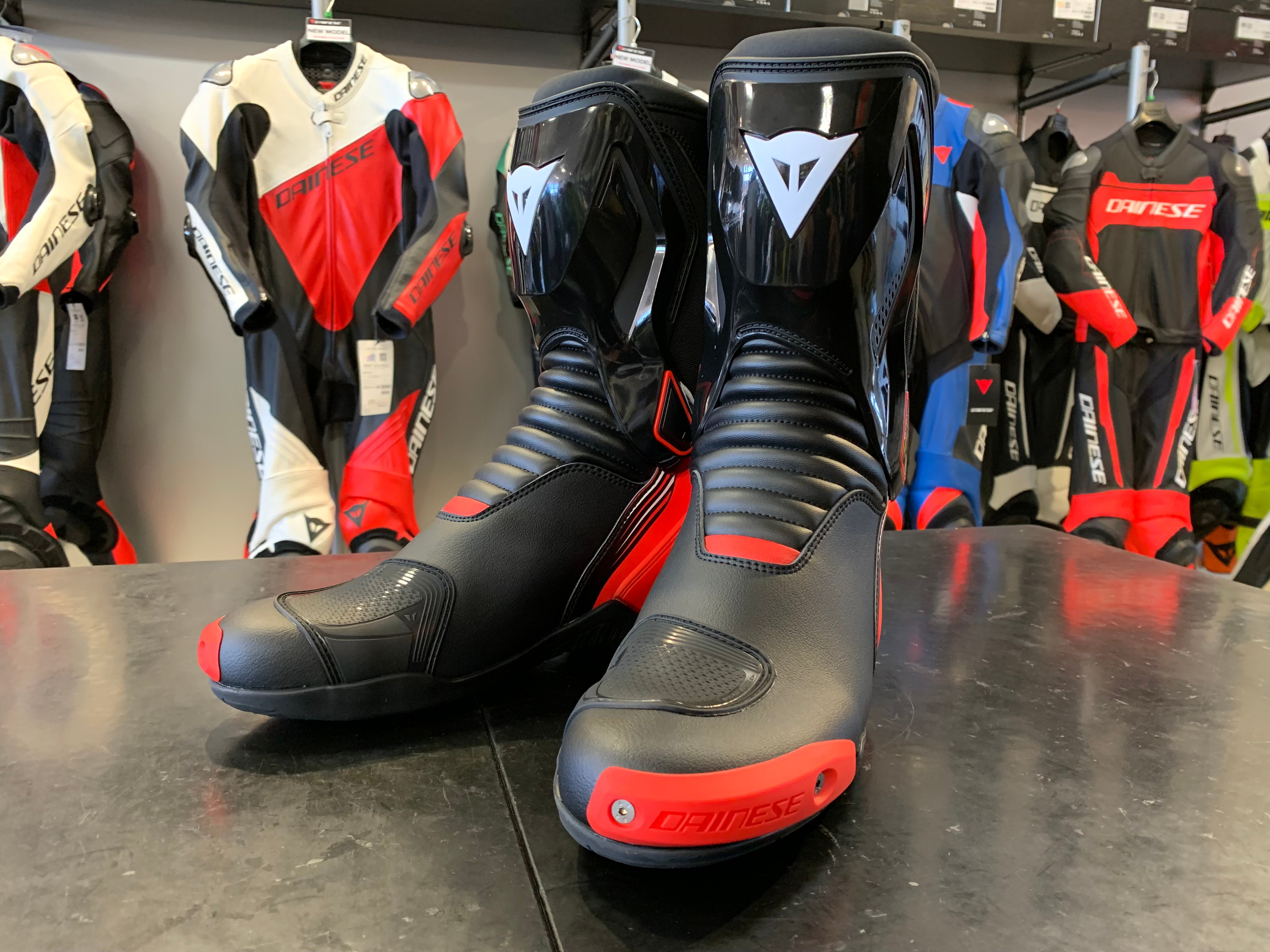 ロングセラーのブーツ【NEXUS】が 国旗のデザインを纏って新登場。