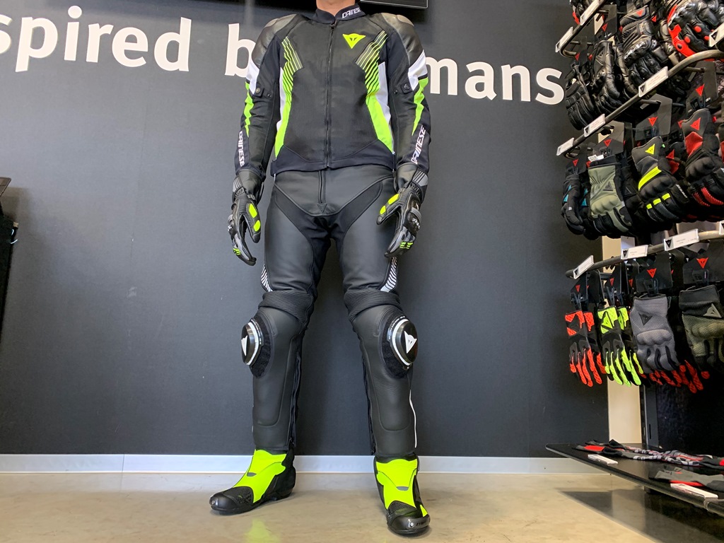 ジャケット、パンツの連結による効果についてご説明します。