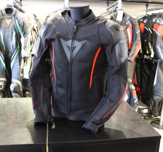 スポーツスタイルのメッシュジャケットをご紹介。