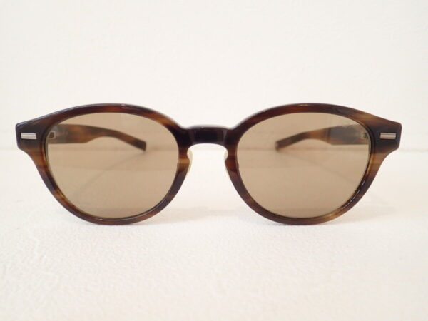 日本人の顔にピッタリと合う！999.9(フォーナインズ）の樽型サングラス