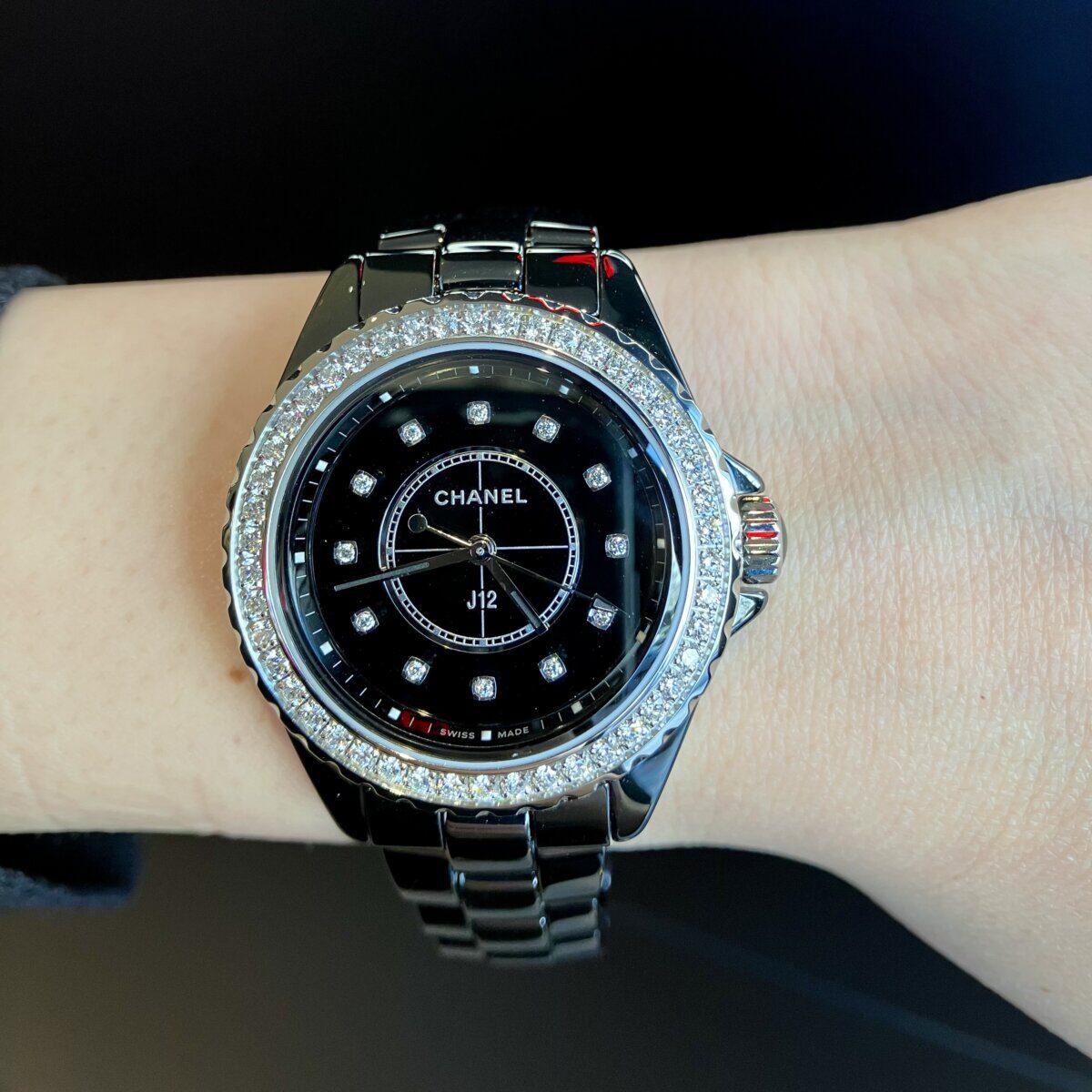 シャネル 】ブラックセラミックとダイヤモンドの贅沢な輝きを放つ「J12